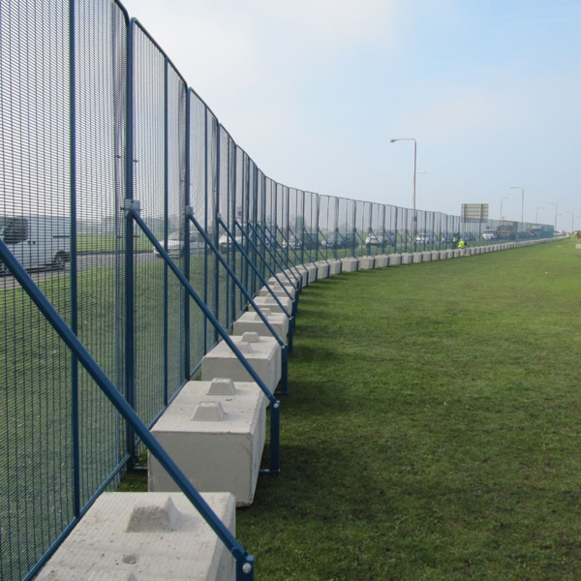 STACK OF 40NO EXTRA HEAVY DUTY ANTI CLIMB MESH COVERED RELOCATABLE FENCE PANELS. 100METRE APPROX - Image 4 of 7