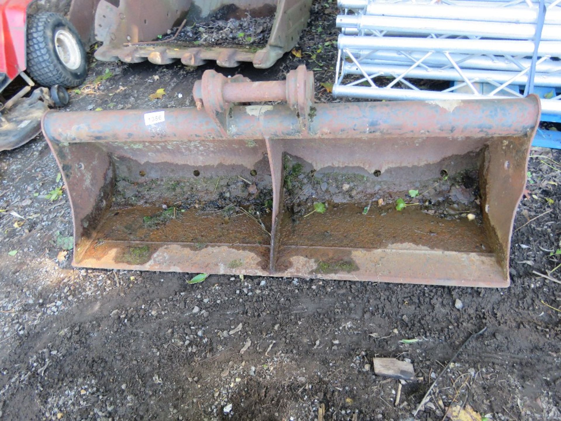 EXCAVATOR BUCKET, 5FT WIDTH ON 50MM PINS APPROX.