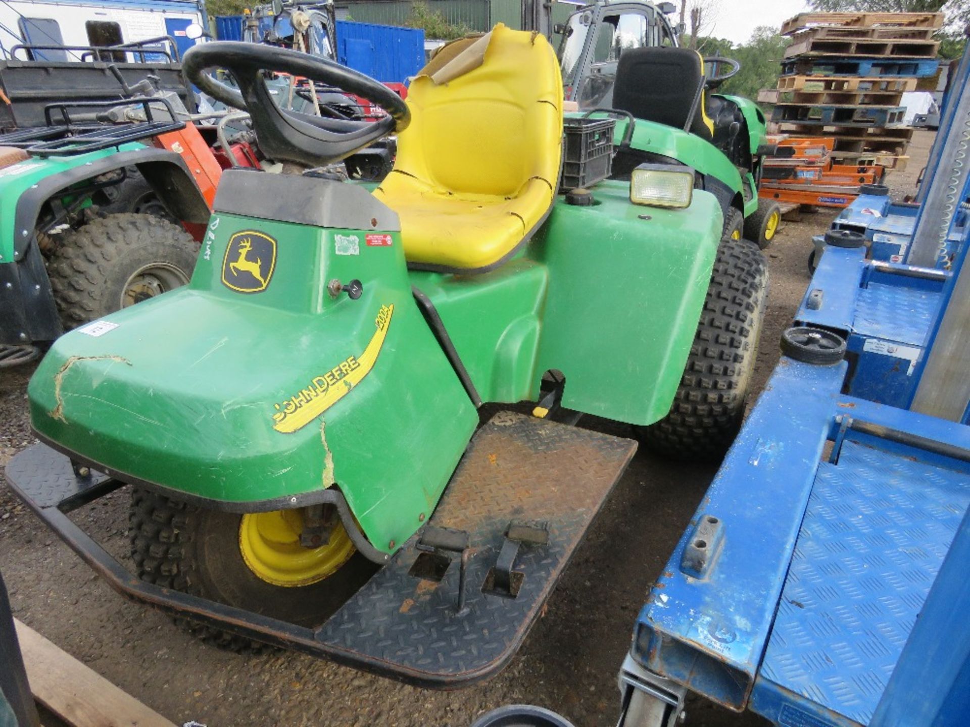 JOHN DEERE 1200A 3 WHEELED BUNKER RAKE UNIT. PETROL ENGINED. WHEN TESTED WAS SEEN TO START AND DRIVE - Image 4 of 4