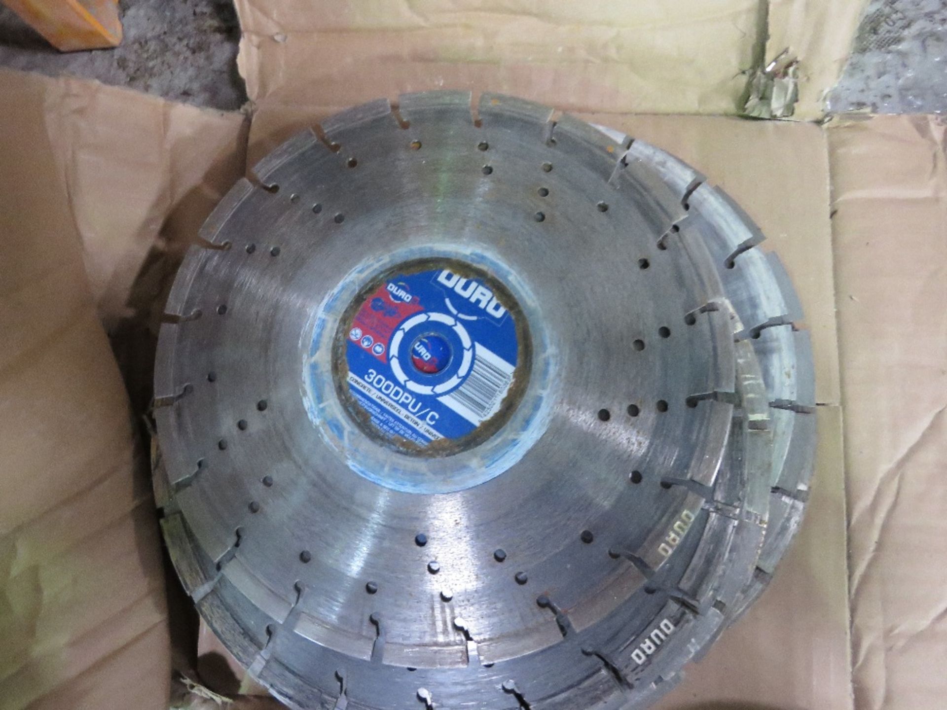 BOX CONTAINING 15NO DIAMOND CUTTING BLADES, 300MM DIAMETER. THIS LOT IS SOLD UNDER THE AUCTIONEER - Image 2 of 4
