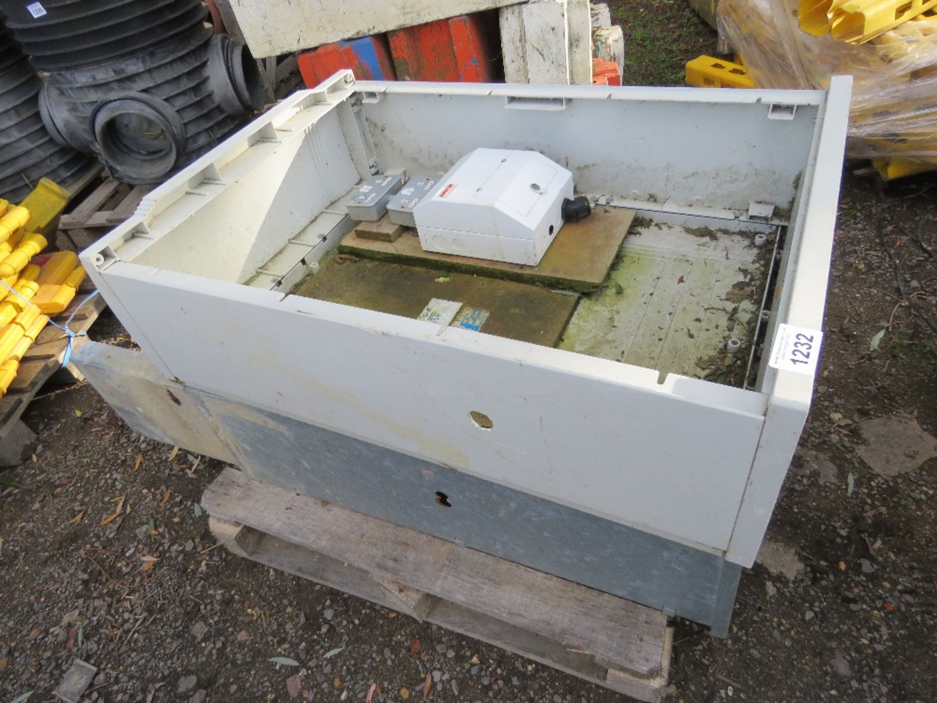 2 X ELECTRIC CABINETS. THIS LOT IS SOLD UNDER THE AUCTIONEERS MARGIN SCHEME, THEREFORE NO VAT WIL - Image 2 of 2