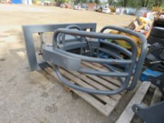 WRAPPED BALE SQUEEZE ATTACHMENT FOR TRACTOR FOREND LOADER OF FORKLIFT/TELHANDLER, UNUSED.