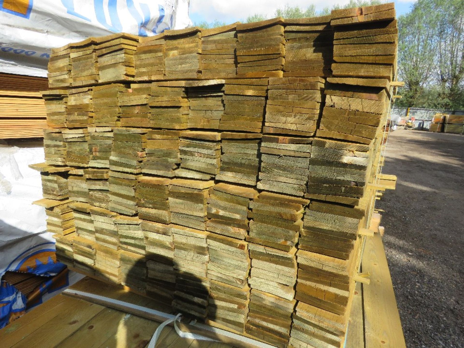 LARGE PACK OF TREATED FEATHER EDGE CLADDING FENCE TIMBER BOARDS 1.2 METRE LENGTH X 100MM WIDTH APPRO - Image 2 of 2