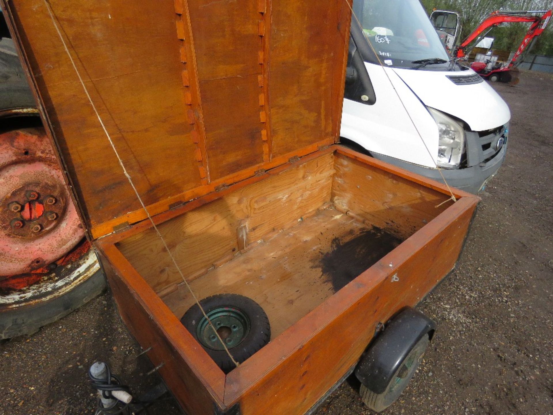 SMALL SIZED ENCLOSED TOOL TRAILER, 5FT X 3FT APPROX. THIS LOT IS SOLD UNDER THE AUCTIONEERS MARGI - Image 4 of 4
