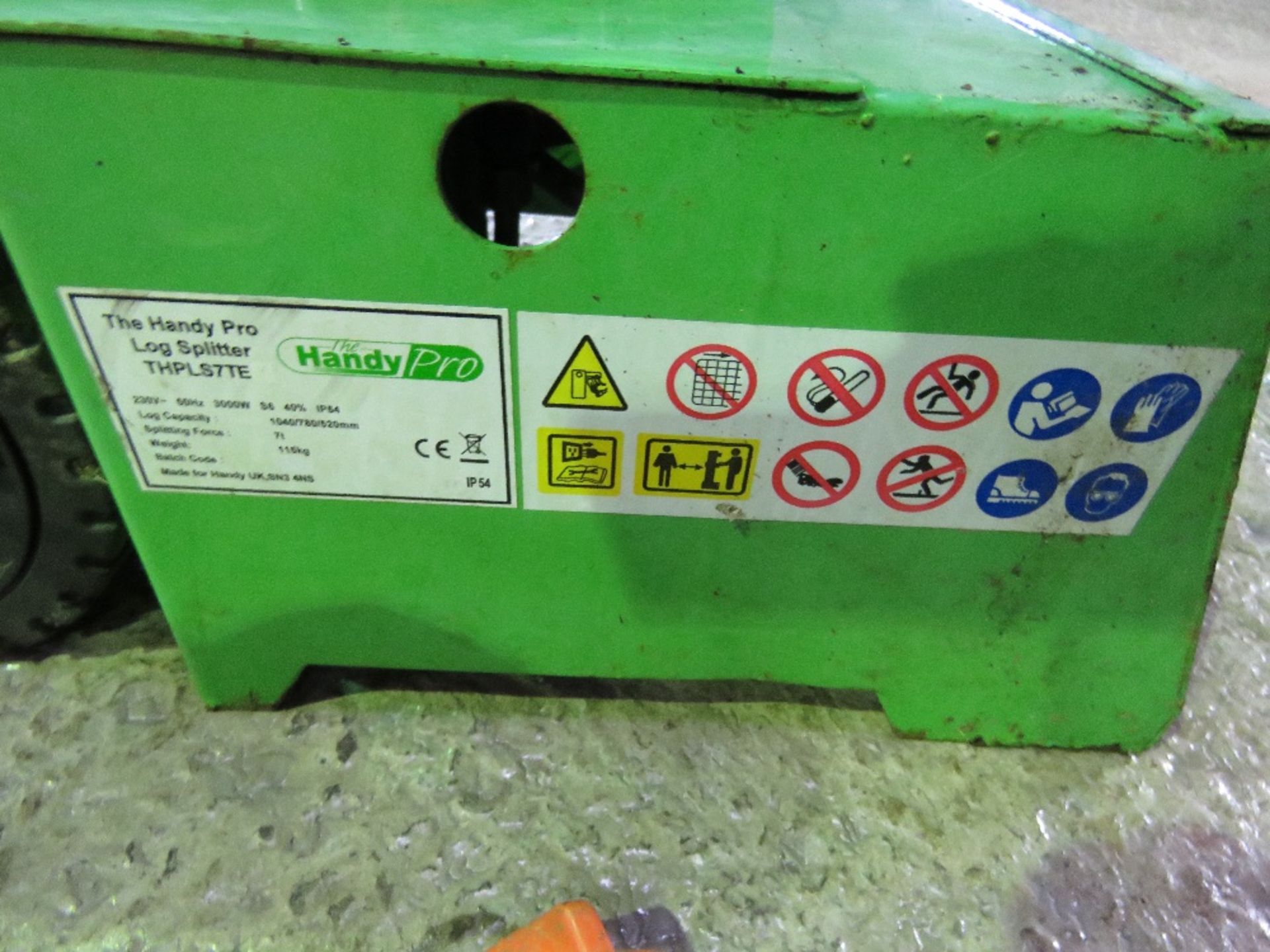 HANDYPRO 240VOLT POWERED UPRIGHT LOG SPLITTER, CONDITION UNKNOWN. THIS LOT IS SOLD UNDER THE AUCT - Image 4 of 5