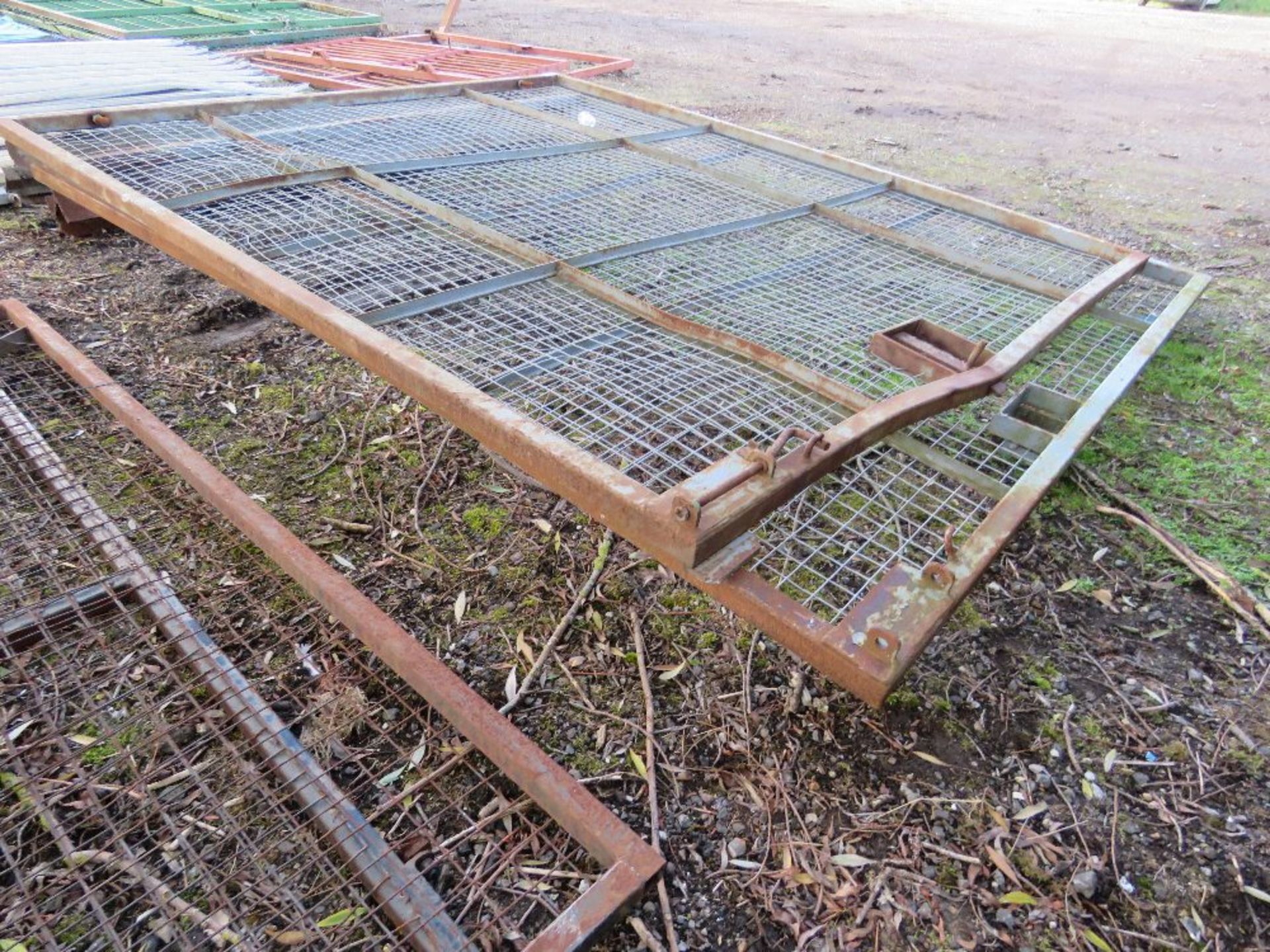 PAIR OF MESH COVERED SITE GATES 2.91M WIDE EACH X 2.5M HEIGHT APPROX. - Image 3 of 4