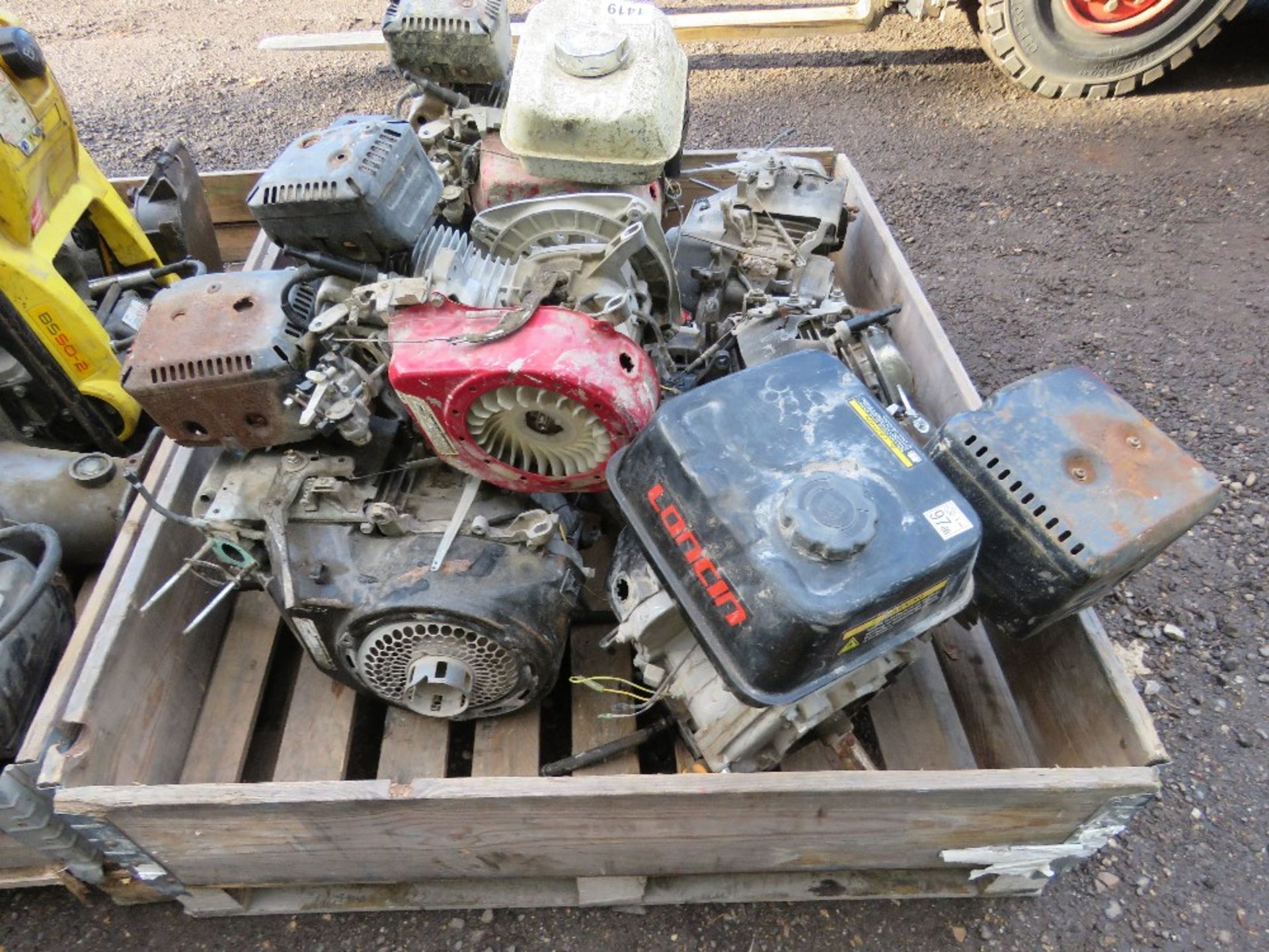 PALLET OF HONDA AND OTHER PETROL ENGINES. - Image 3 of 4