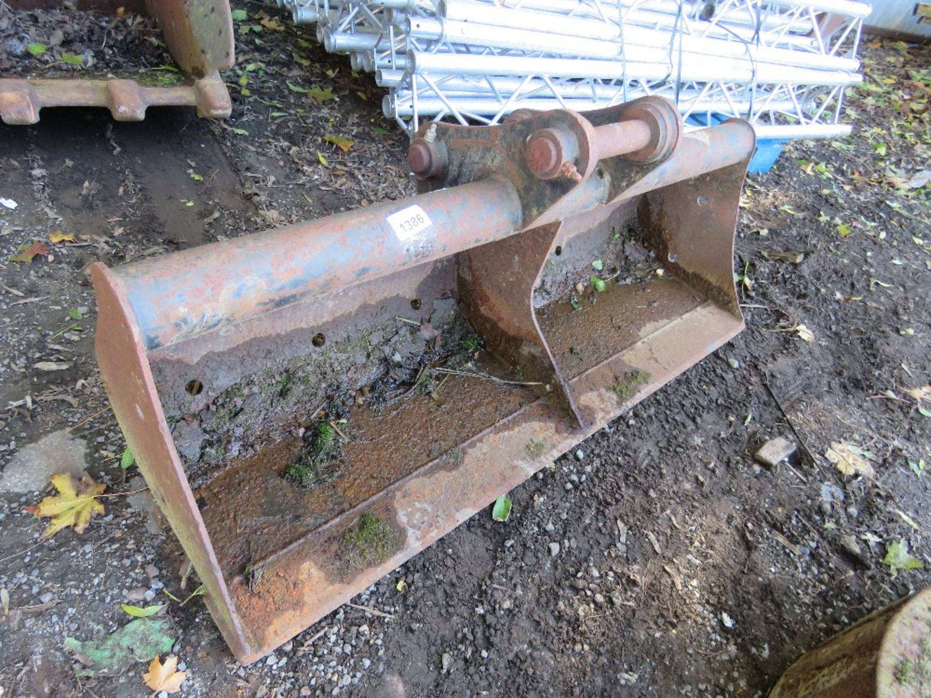 EXCAVATOR BUCKET, 5FT WIDTH ON 50MM PINS APPROX. - Image 3 of 4