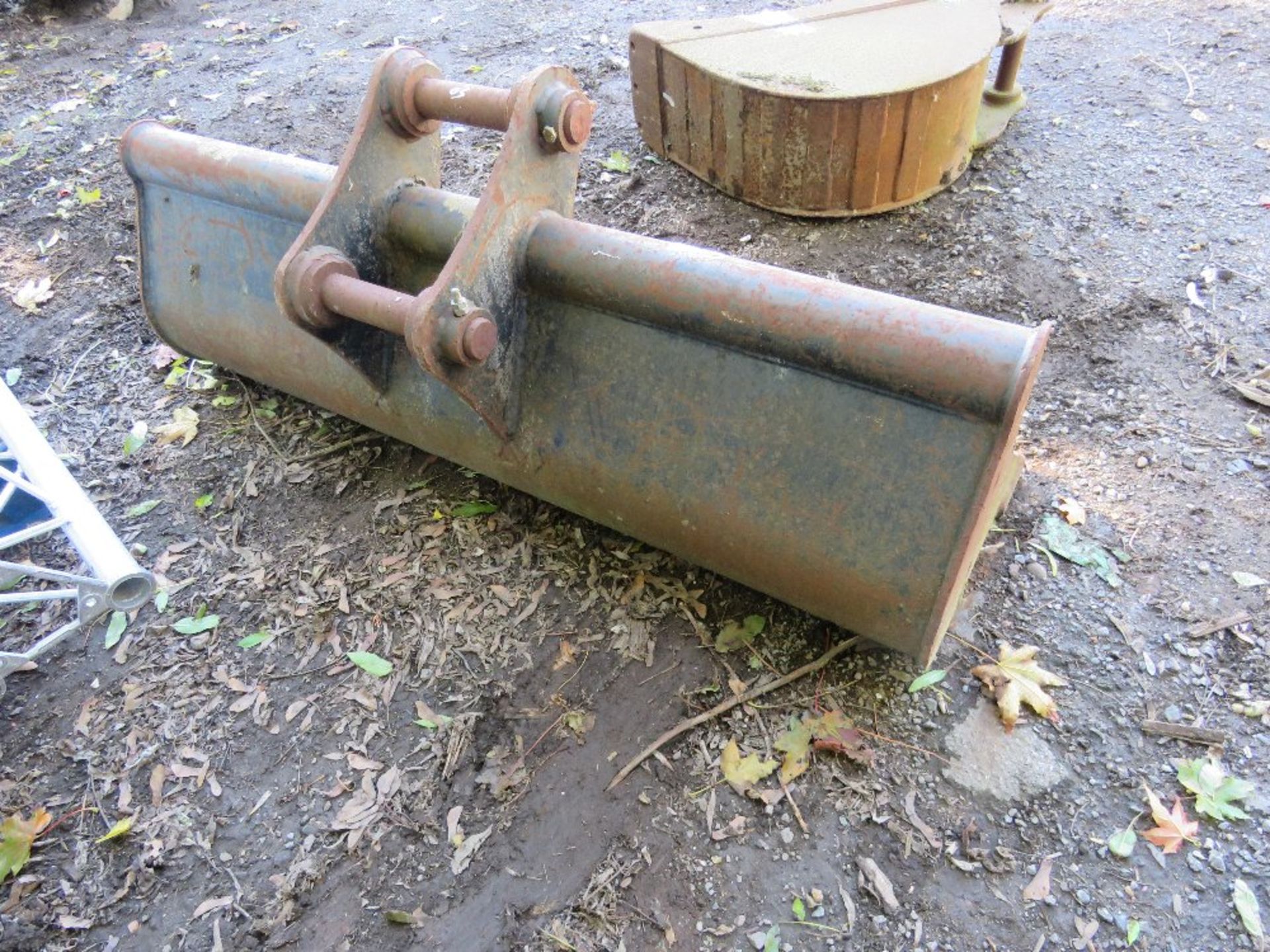 EXCAVATOR BUCKET, 5FT WIDTH ON 50MM PINS APPROX. - Image 4 of 4