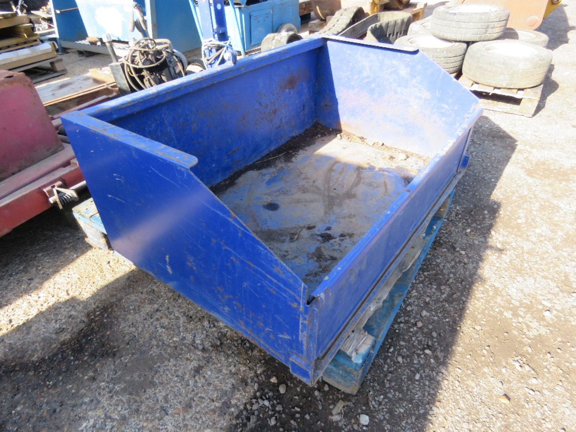 TIPPING TRACTOR MOUNTED TRANSPORT BOX. - Image 2 of 3