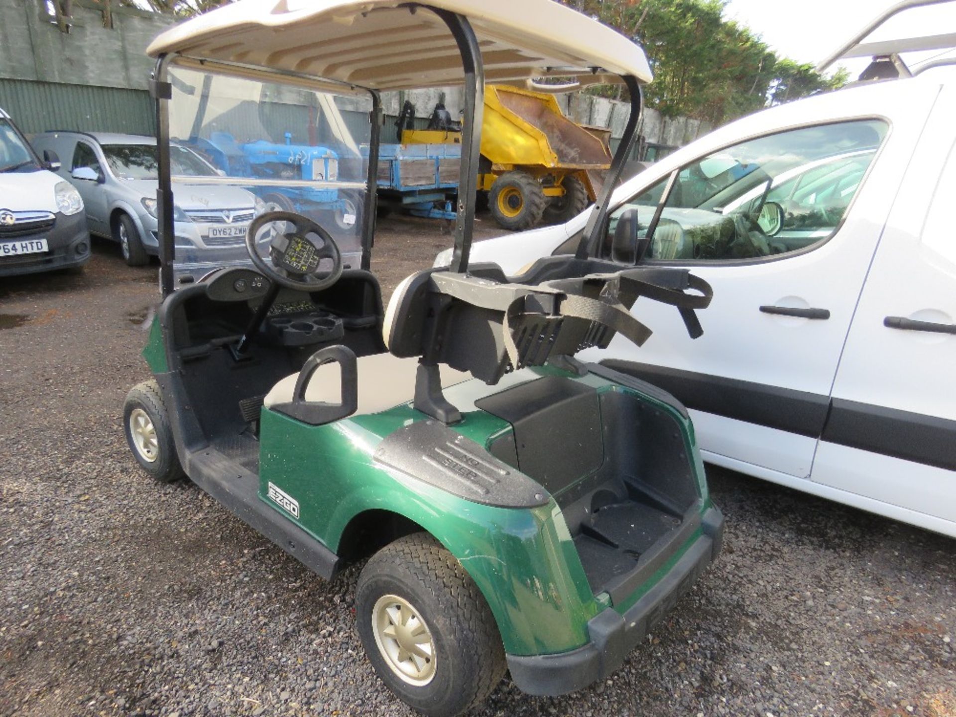 EZGO BATTERY POWERED GOLF BUGGY, YEAR 2013. WHEN TESTED WAS SEEN TO DRIVE, STEER AND BRAKE. WITH KEY - Image 3 of 6