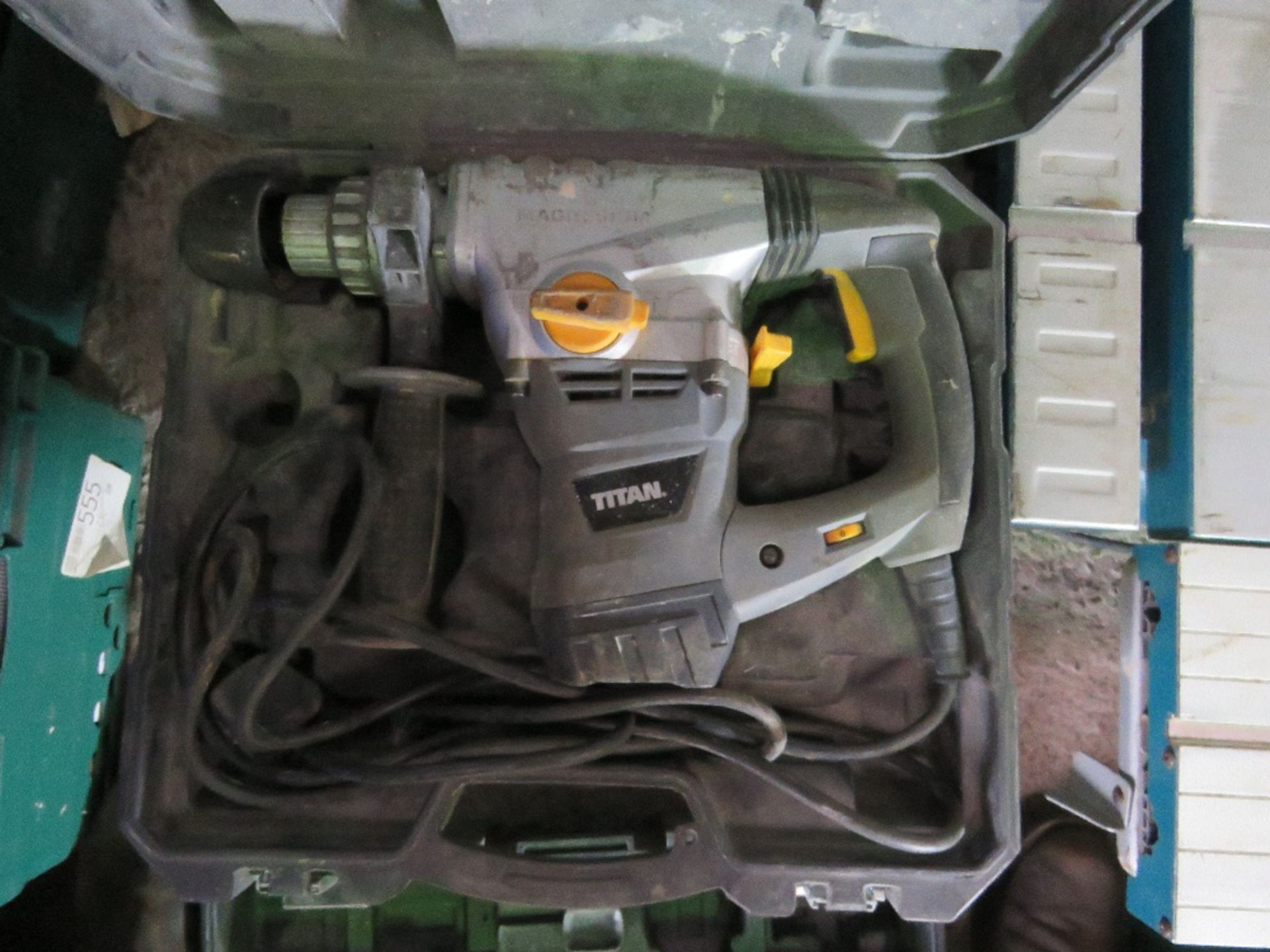 3 X POWER TOOLS: DRILL, GRINDER PLUS JIGSAW. THIS LOT IS SOLD UNDER THE AUCTIONEERS MARGIN SCHEM