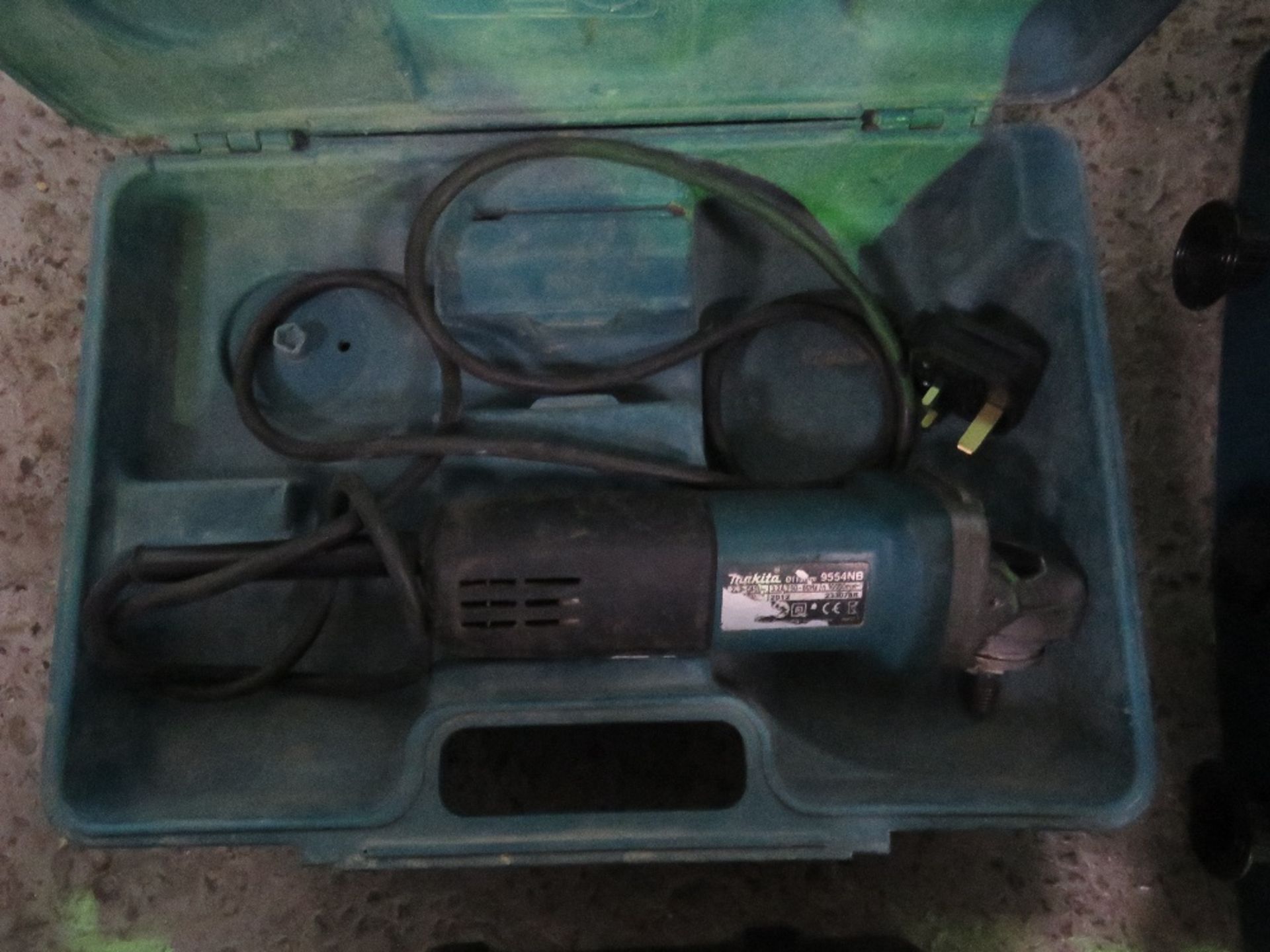 3 X POWER TOOLS: 240VOLT DRILL, GRINDER PLUS JIGSAW. THIS LOT IS SOLD UNDER THE AUCTIONEERS MARGI - Image 3 of 4