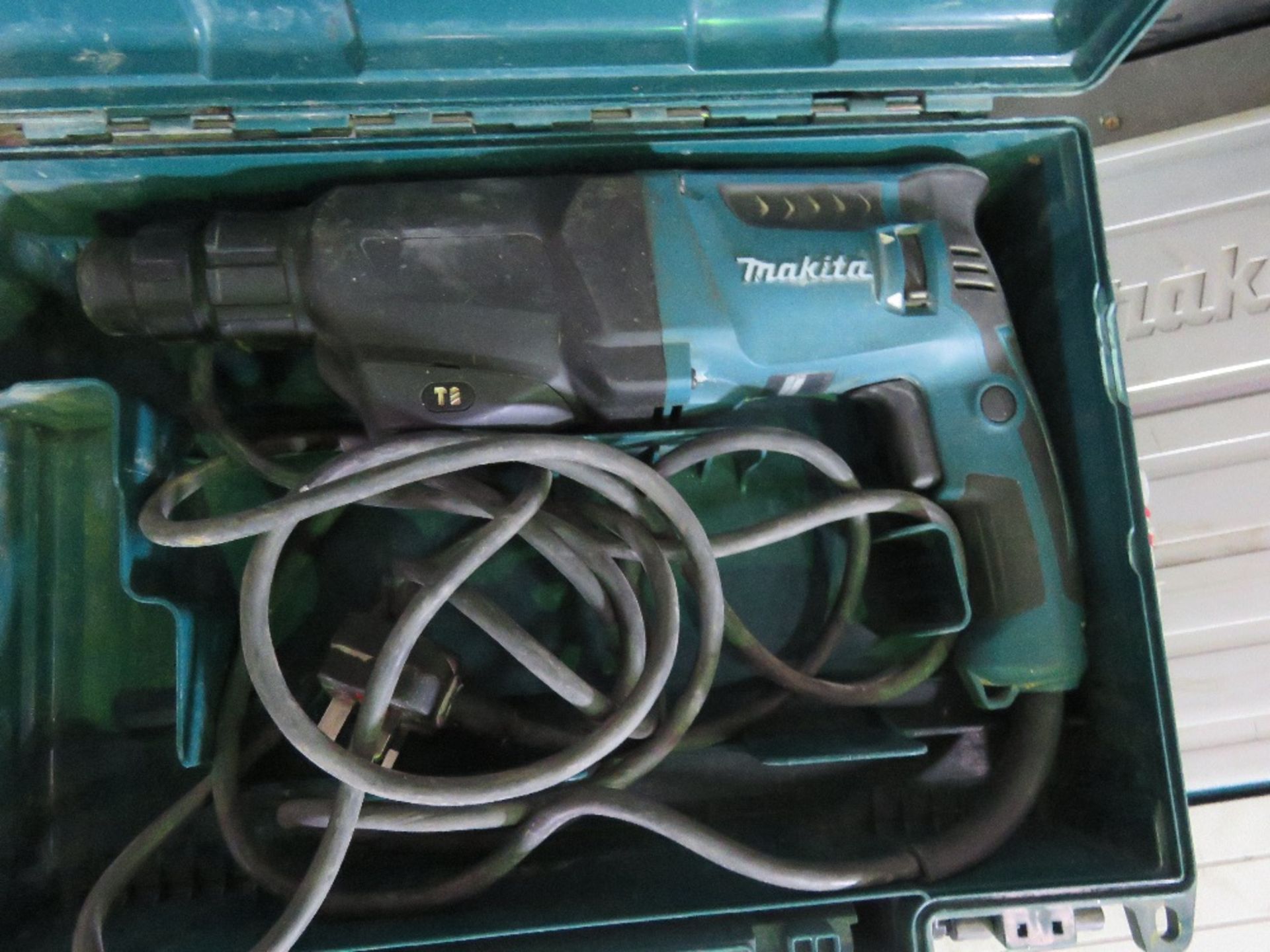 3 X POWER TOOLS: 240VOLT DRILL, GRINDER PLUS JIGSAW. THIS LOT IS SOLD UNDER THE AUCTIONEERS MARGI - Image 4 of 4