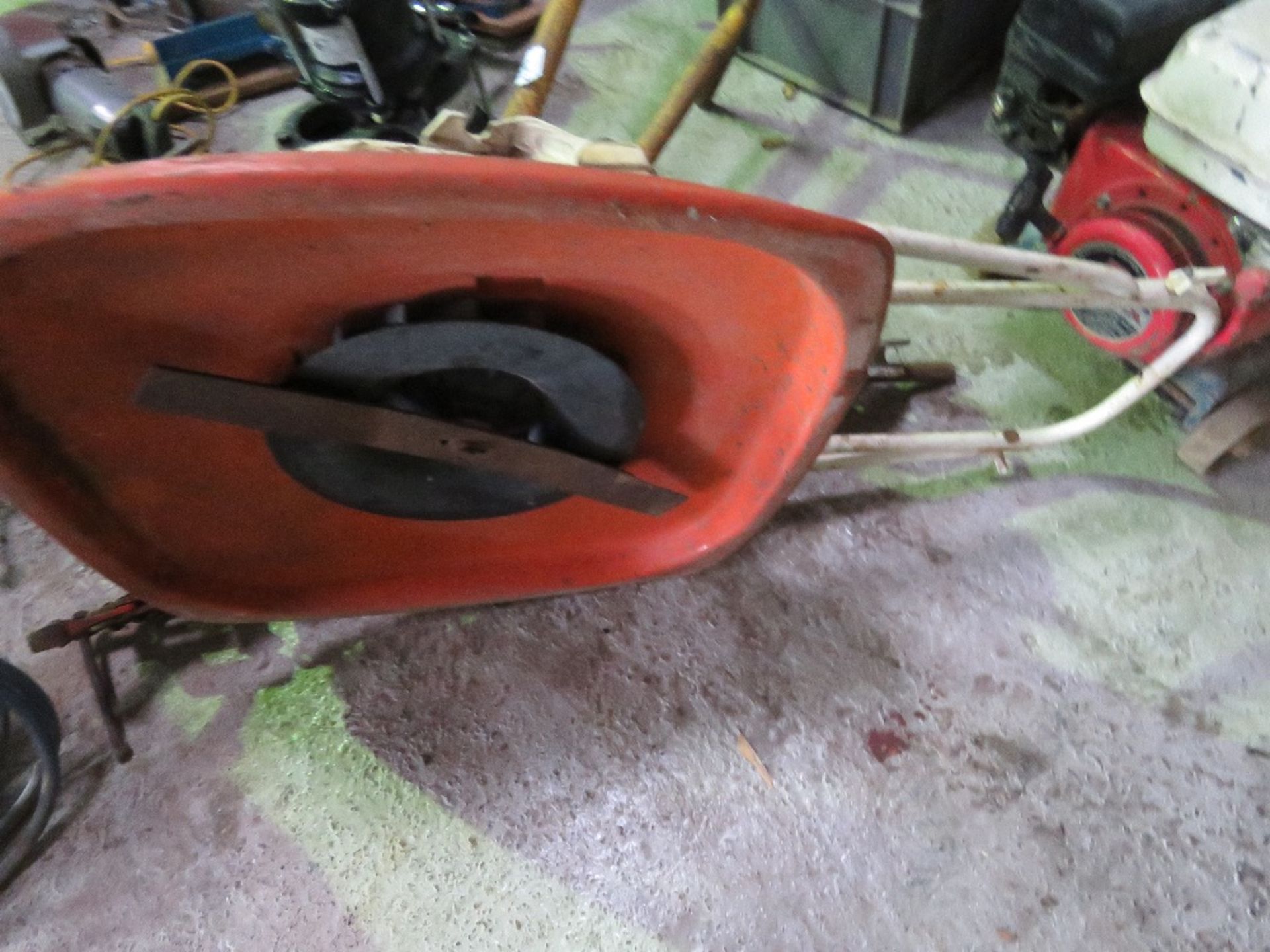 FLYMO PETROL MOWER. THIS LOT IS SOLD UNDER THE AUCTIONEERS MARGIN SCHEME, THEREFORE NO VAT WILL B - Image 2 of 3