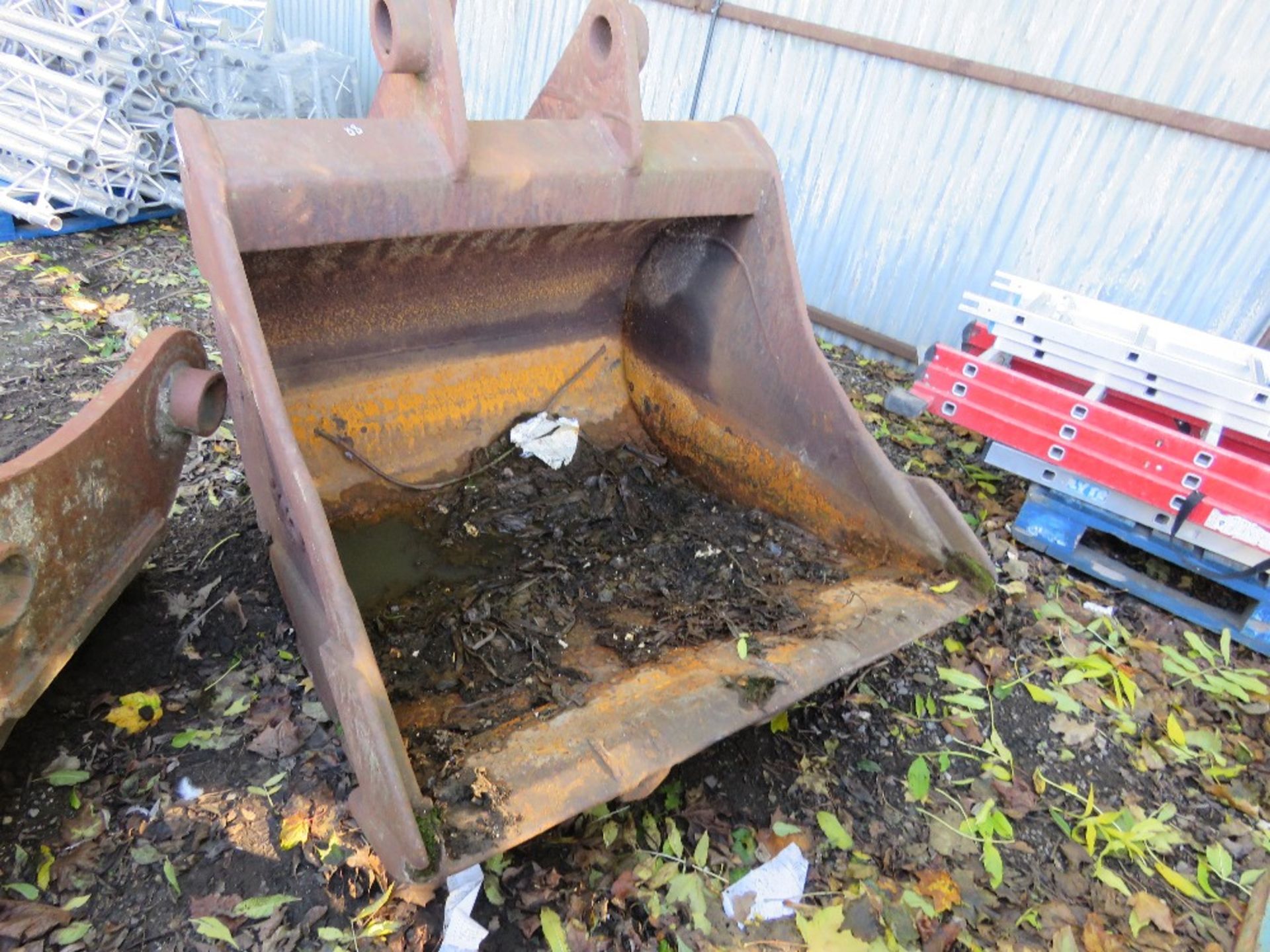 EXCAVATOR BUCKET, 3FT WIDTH ON 80MM PINS APPROX.