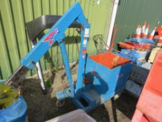 HEAVY DUTY HYDRAULIC COUNTERBALANCE CRANE UNIT. THIS LOT IS SOLD UNDER THE AUCTIONEERS MARGIN SCH