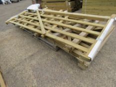 PALLET CONTAINING 10 X ASSORTED WOODEN FIELD AND DRIVEWAY GATES, SOME MAY HAVE SOME MARKS/DAMAGE. 2@