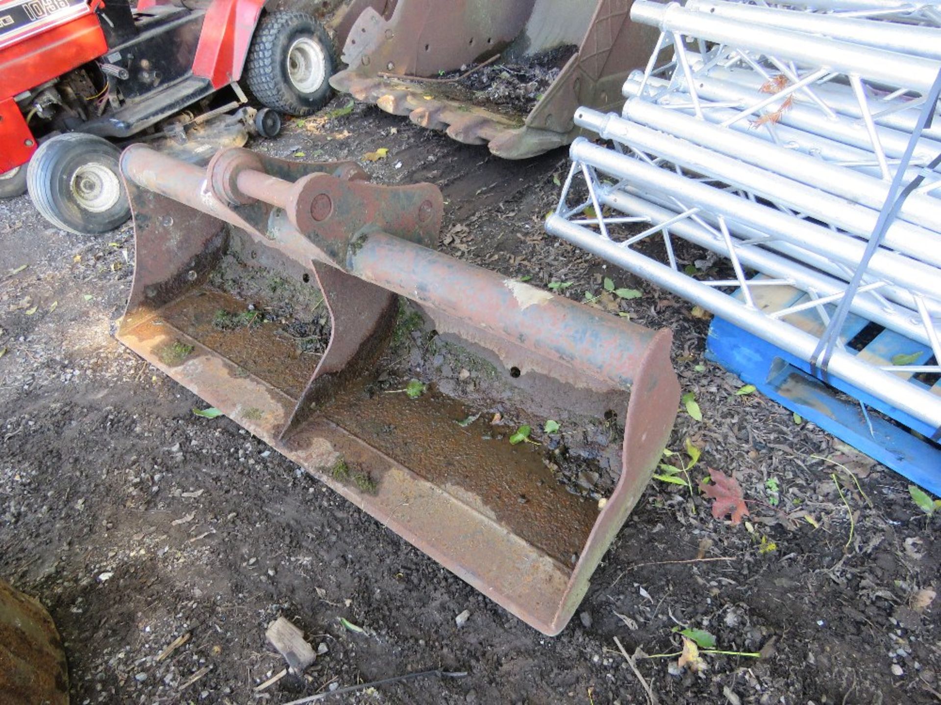 EXCAVATOR BUCKET, 5FT WIDTH ON 50MM PINS APPROX. - Image 2 of 4