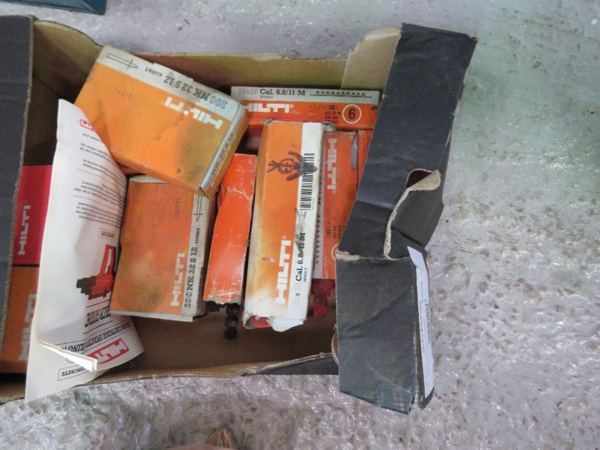 HILTI NAIL GUN PLUS A QUANTITY OF NAILS. THIS LOT IS SOLD UNDER THE AUCTIONEERS MARGIN SCHEME, TH - Image 2 of 2