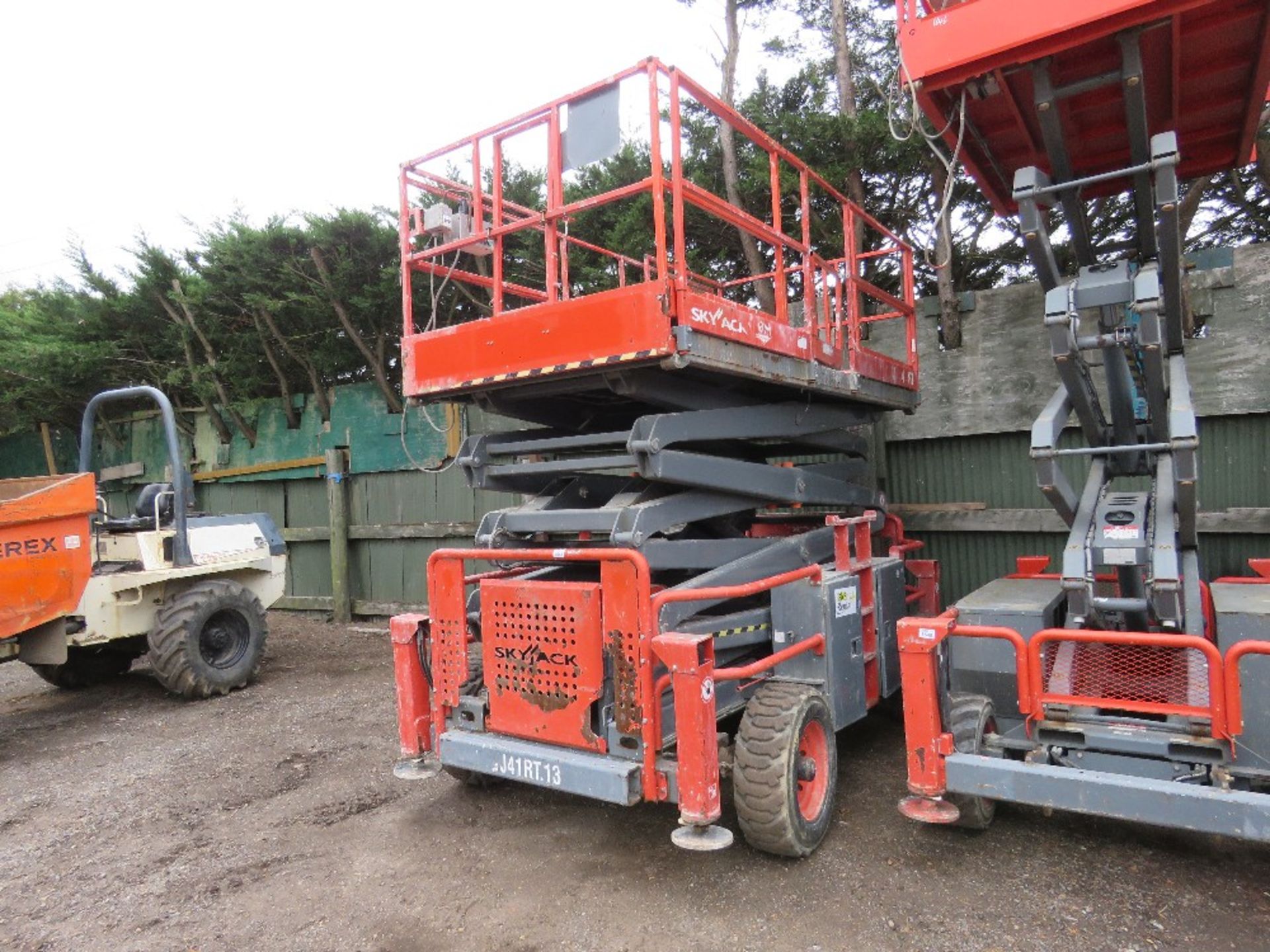 SKYJACK 8841RT ROUGH TERRAIN SCISSOR LIFT ACCESS UNIT, YEAR 2015. SN:40001778. WHEN TESTED WAS S - Image 3 of 6