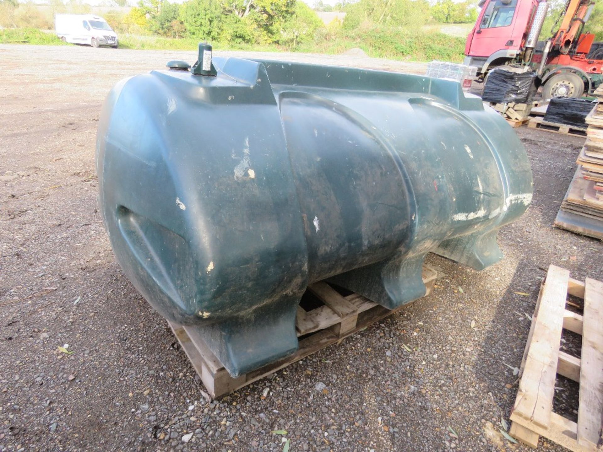 GREEN PLASTIC OIL/DIESEL STORAGE TANK. THIS LOT IS SOLD UNDER THE AUCTIONEERS MARGIN SCHEME, THER - Image 2 of 3