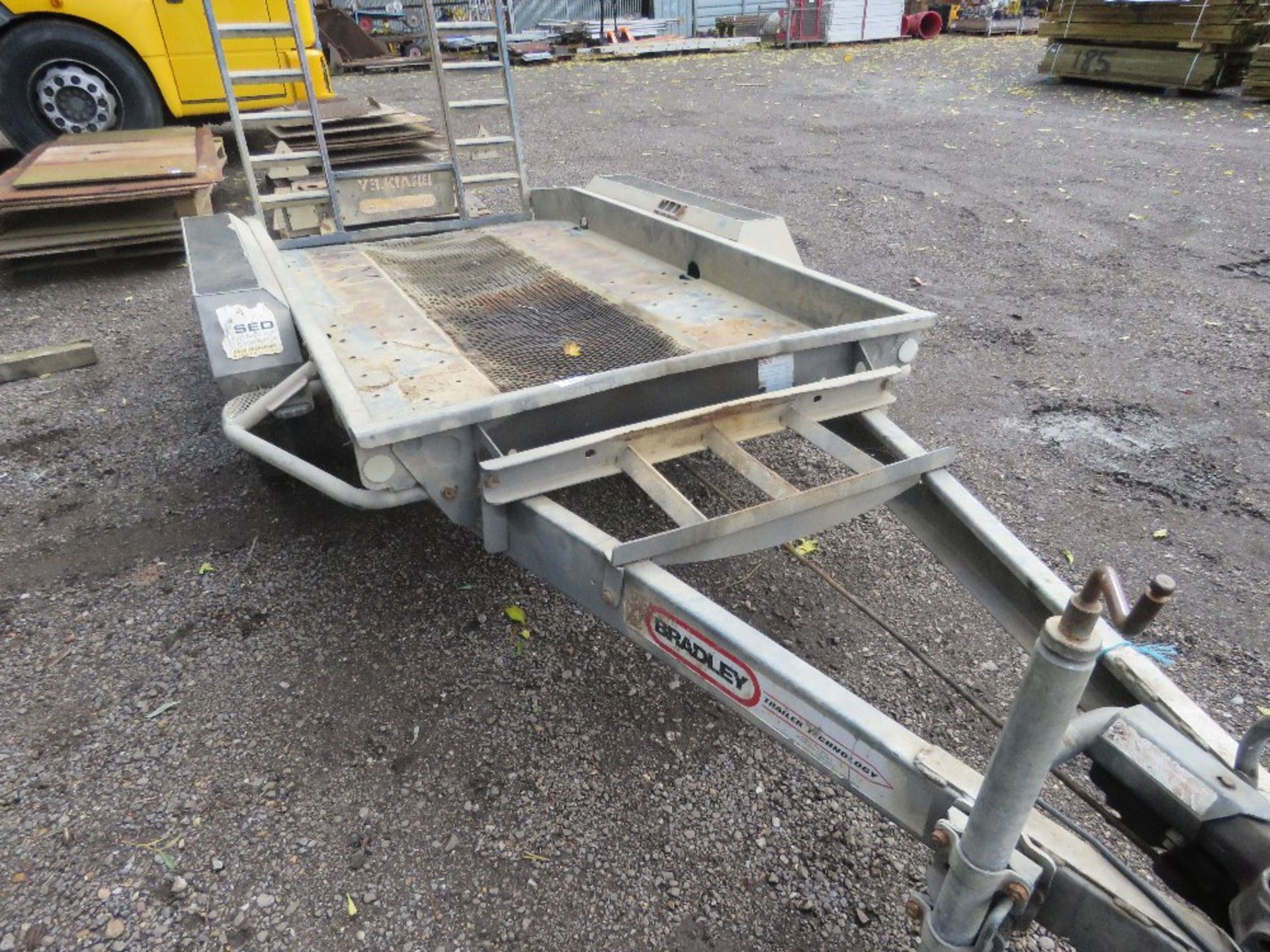 BRADLEY S2600PT TWIN AXLED MINI DIGGER PLANT TRAILER, YEAR 2008, PIVOT AXLE. 8FT X 4FT BED APPROX. - Image 2 of 8