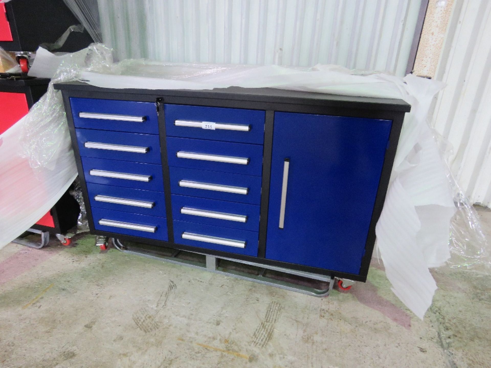 LARGE BLUE TOOL CABINET. - Image 2 of 3
