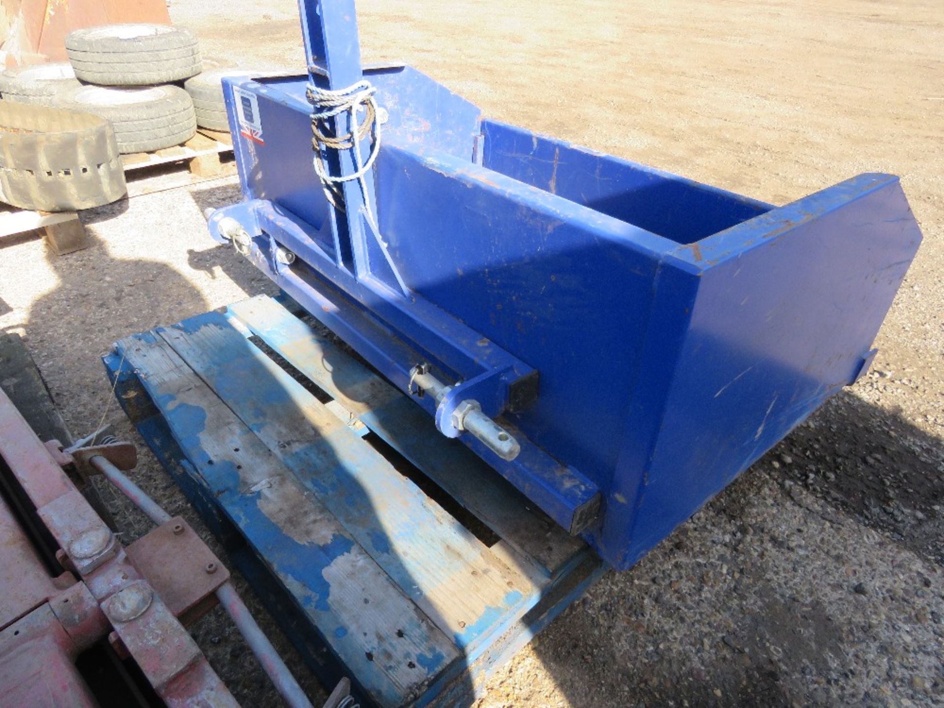 TIPPING TRACTOR MOUNTED TRANSPORT BOX. - Image 3 of 3