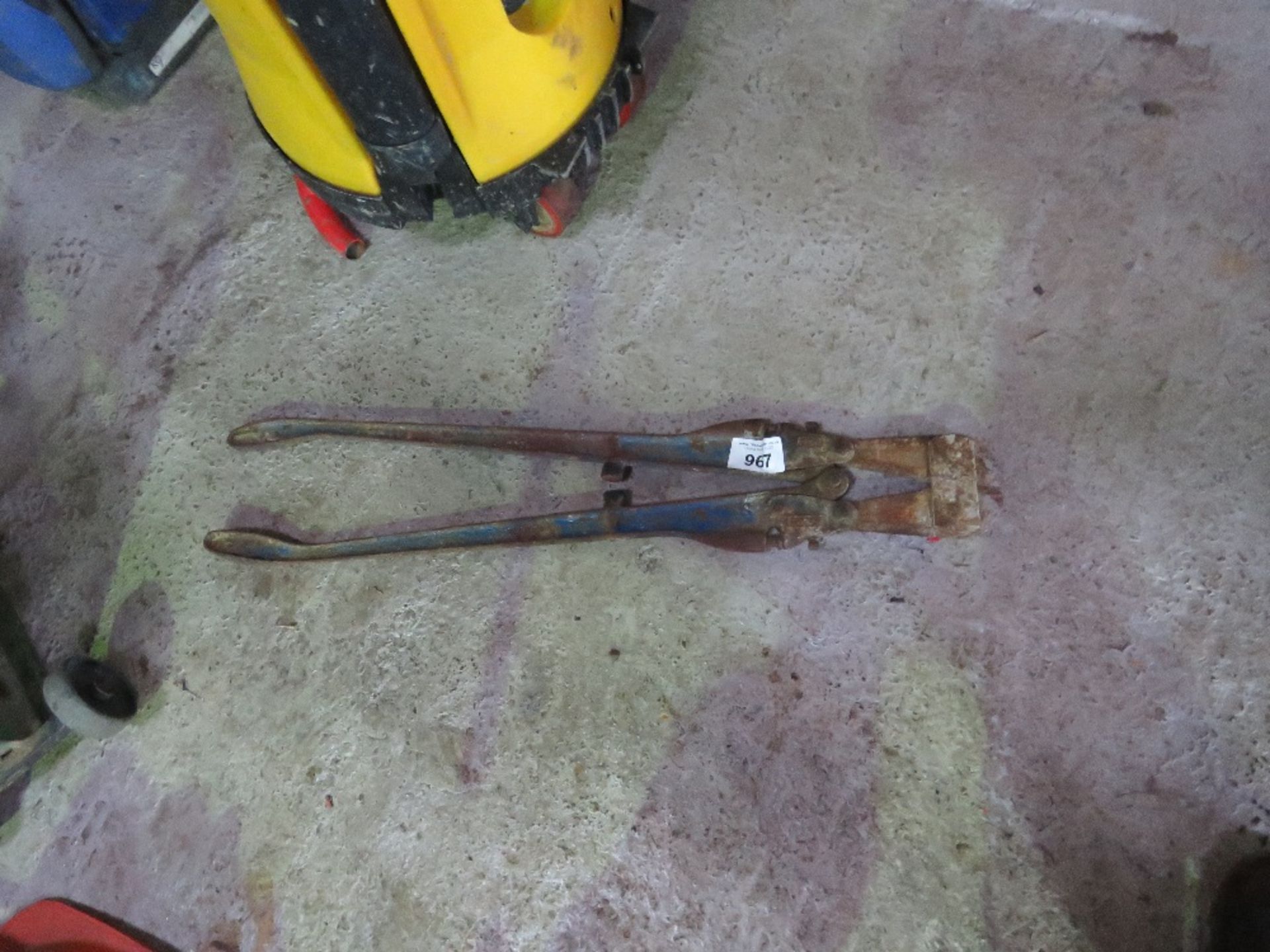 LARGE BOLT CROPPERS. THIS LOT IS SOLD UNDER THE AUCTIONEERS MARGIN SCHEME, THEREFORE NO VAT WILL - Image 2 of 3