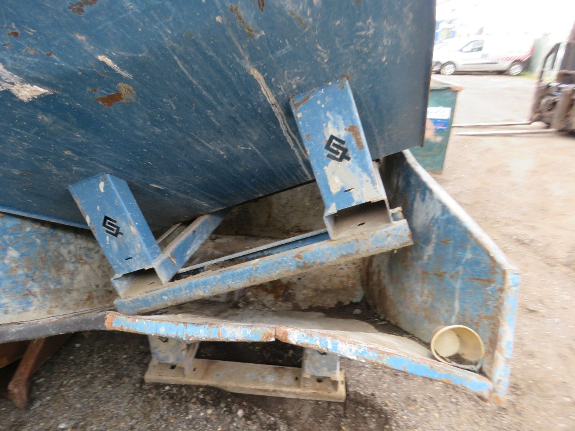 2 X CONQUIP FORKLIFT MOUNTED TIP SKIPS WITH AUTOLOCK SYSTEM. - Image 4 of 6