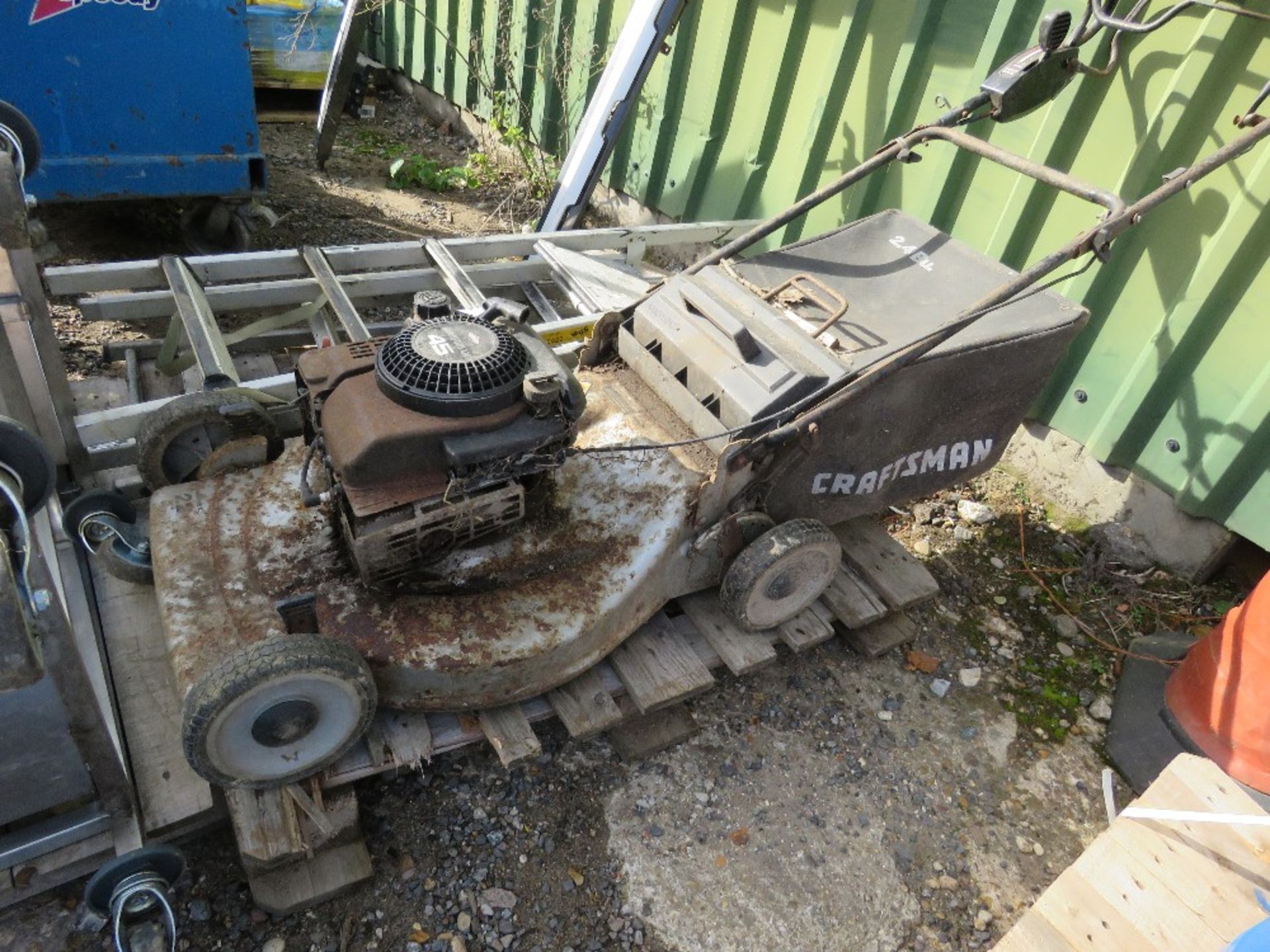 LAWNMOWER PLUS 2 X STEP LADDERS. THIS LOT IS SOLD UNDER THE AUCTIONEERS MARGIN SCHEME, THEREFORE - Image 2 of 3