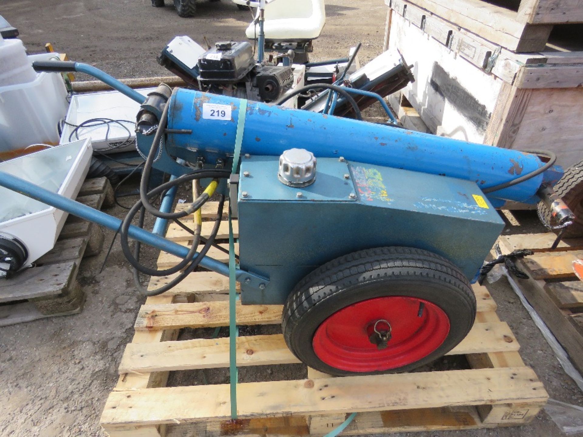 HYDRAULIC POWER PACK 240VOLT POWERED WITH HEAVY DUTY HYDRAULIC RAM. ON A BARROW FRAME.