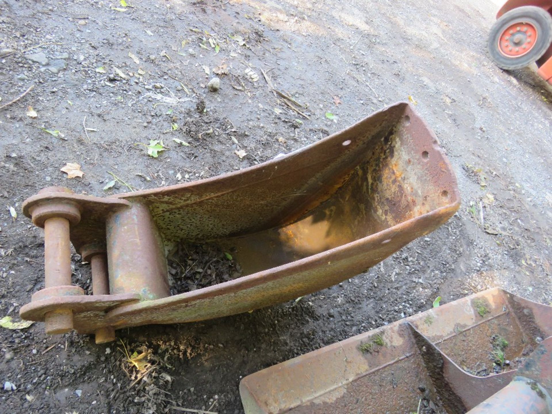 EXCAVATOR BUCKET, 1FT WIDTH ON 45MM PINS APPROX. - Image 2 of 3