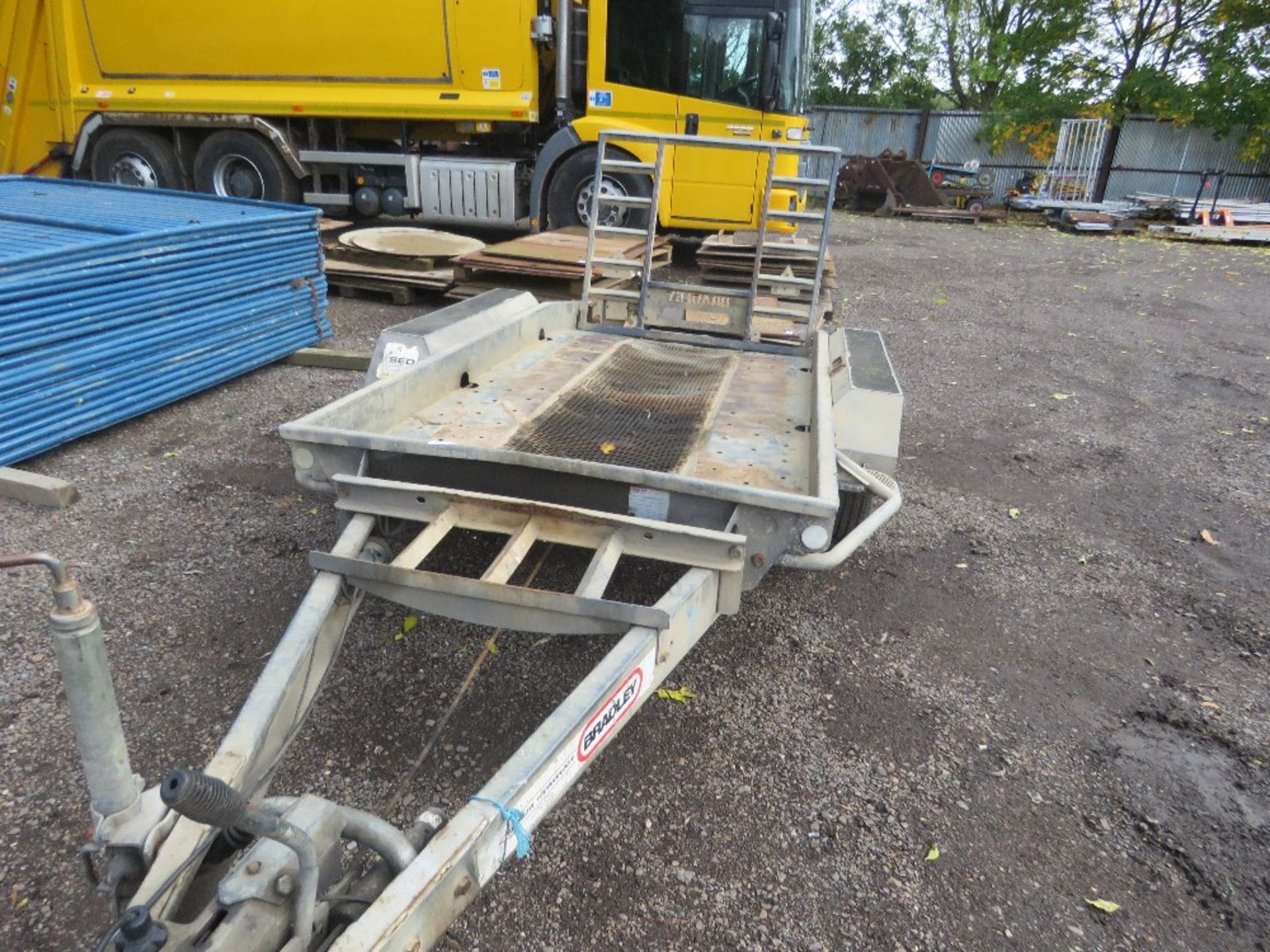 BRADLEY S2600PT TWIN AXLED MINI DIGGER PLANT TRAILER, YEAR 2008, PIVOT AXLE. 8FT X 4FT BED APPROX. - Image 4 of 8