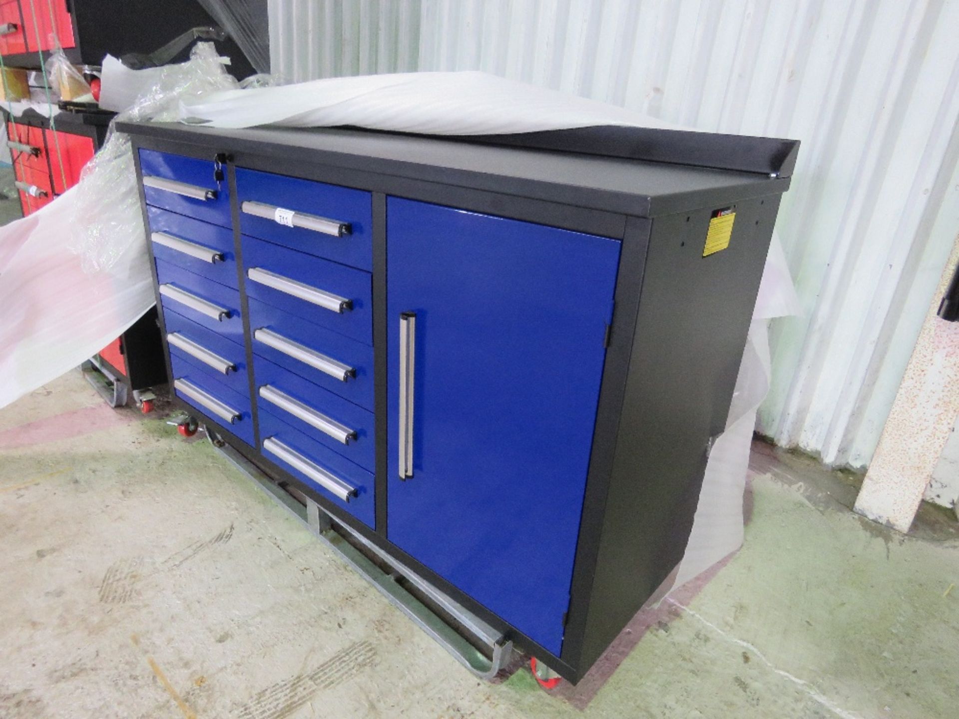 LARGE BLUE TOOL CABINET. - Image 3 of 3