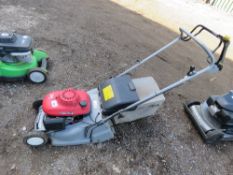 HONDA HRB 425C MOWER WITH COLLECTOR. THIS LOT IS SOLD UNDER THE AUCTIONEERS MARGIN SCHEME, THEREF