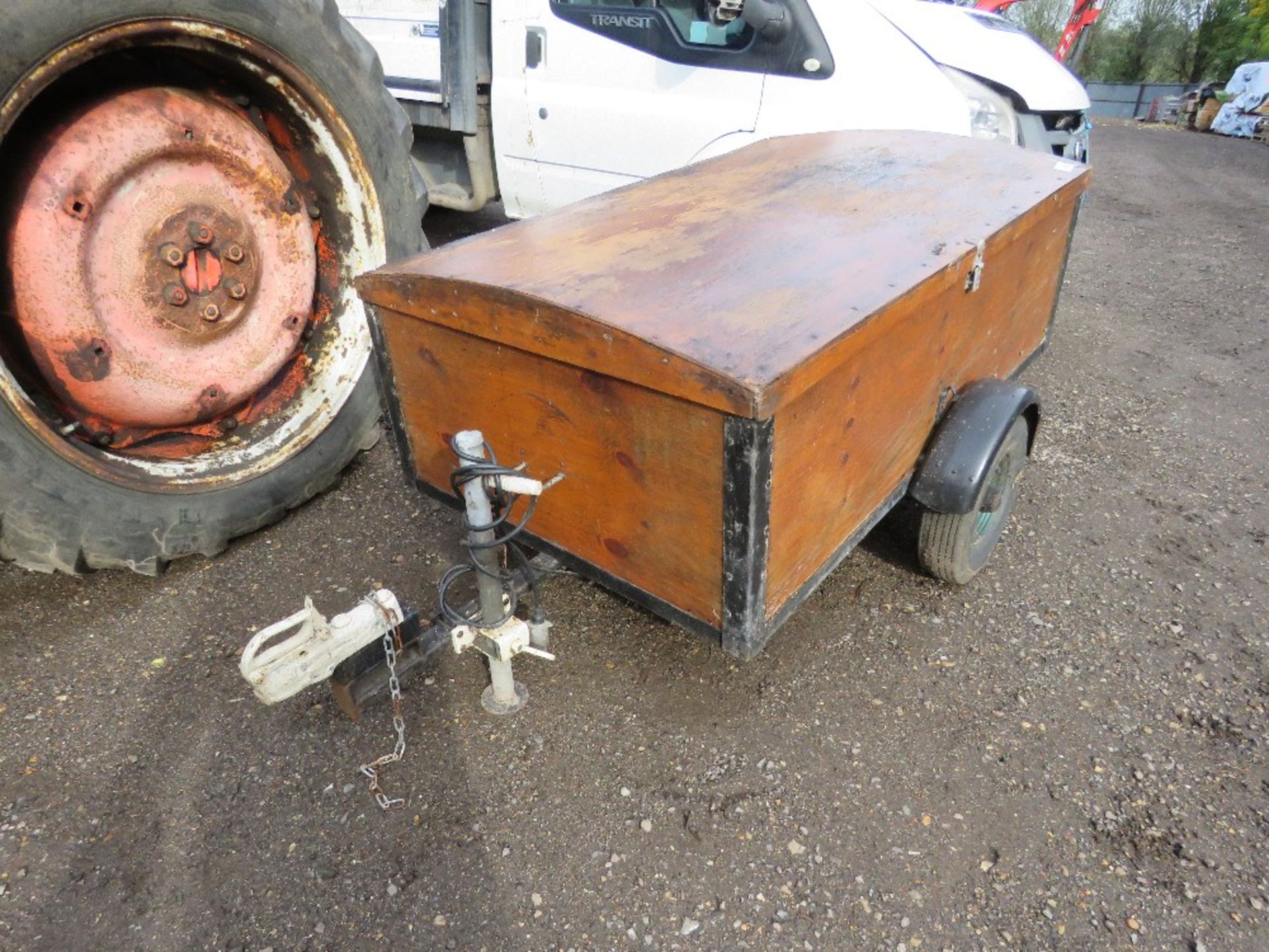 SMALL SIZED ENCLOSED TOOL TRAILER, 5FT X 3FT APPROX. THIS LOT IS SOLD UNDER THE AUCTIONEERS MARGI