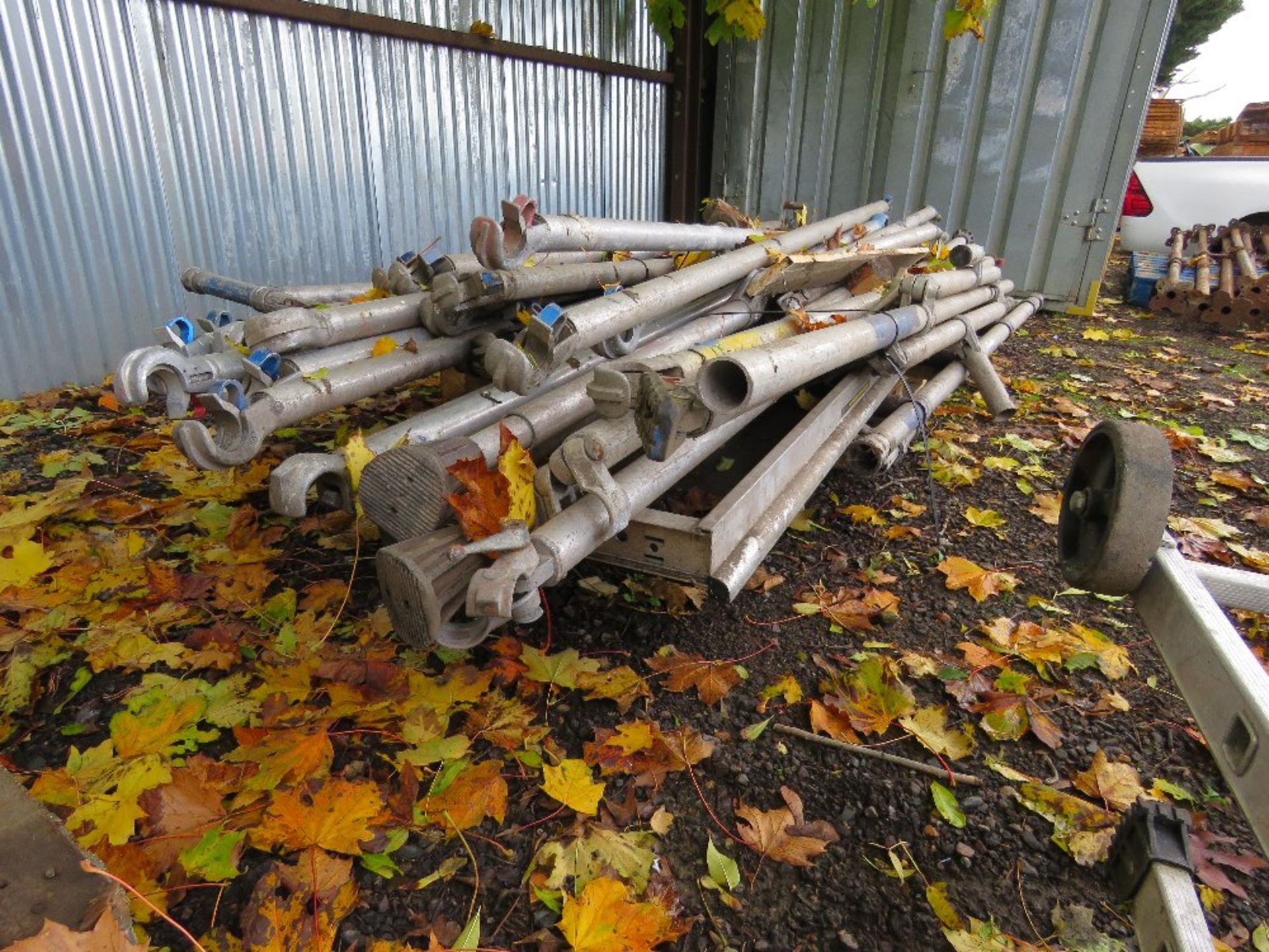 PALLET OF ALUMINIUM SCAFFOLD PARTS. THIS LOT IS SOLD UNDER THE AUCTIONEERS MARGIN SCHEME, THEREFO - Image 5 of 5