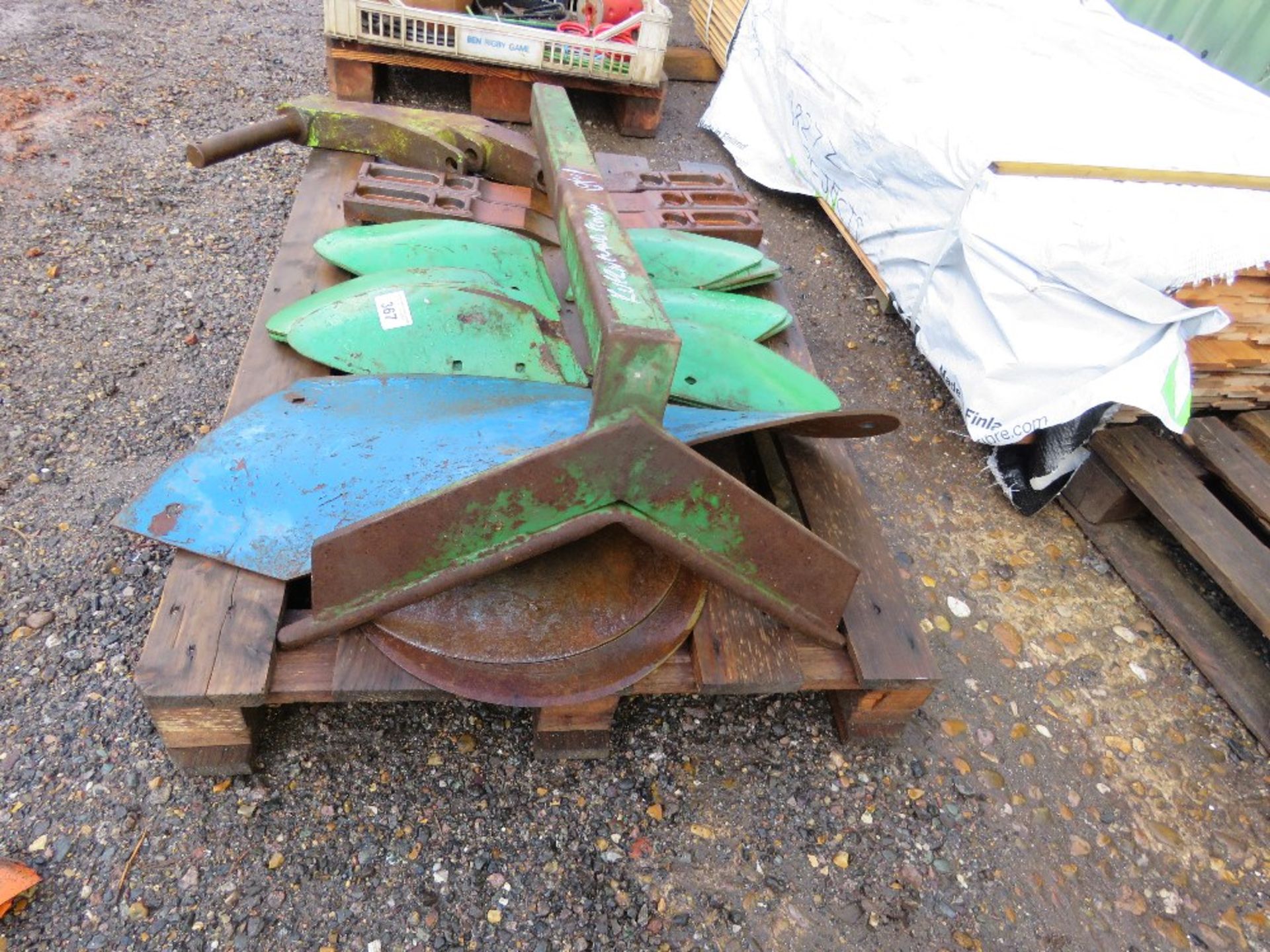 PALLET CONTAINING ASSORTED KVERNELAND PLOUGH PARTS. THIS LOT IS SOLD UNDER THE AUCTIONEERS MARGIN - Image 3 of 3