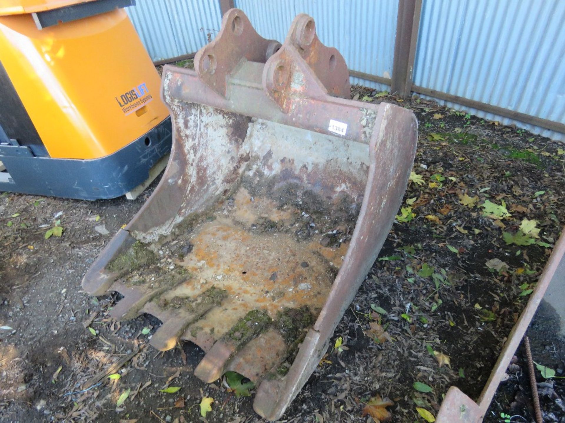 EXCAVATOR BUCKET, 3FT WIDTH ON 60/70MM PINS APPROX. - Image 2 of 4