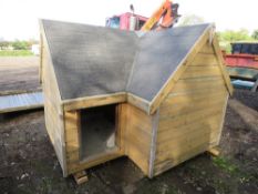 LARGE PLAY HOUSE / DOG KENNEL 6FT X 6FT MAX APPROX. THIS LOT IS SOLD UNDER THE AUCTIONEERS MARGIN