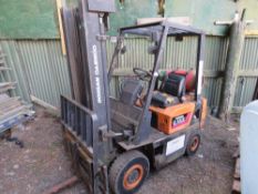 DAEWOO G15S GAS POWERED FORKLIFT TRUCK WITH SIDESHIFT. WHEN TESTED WAS SEEN TO RUN, LIFT AND DRIVE A