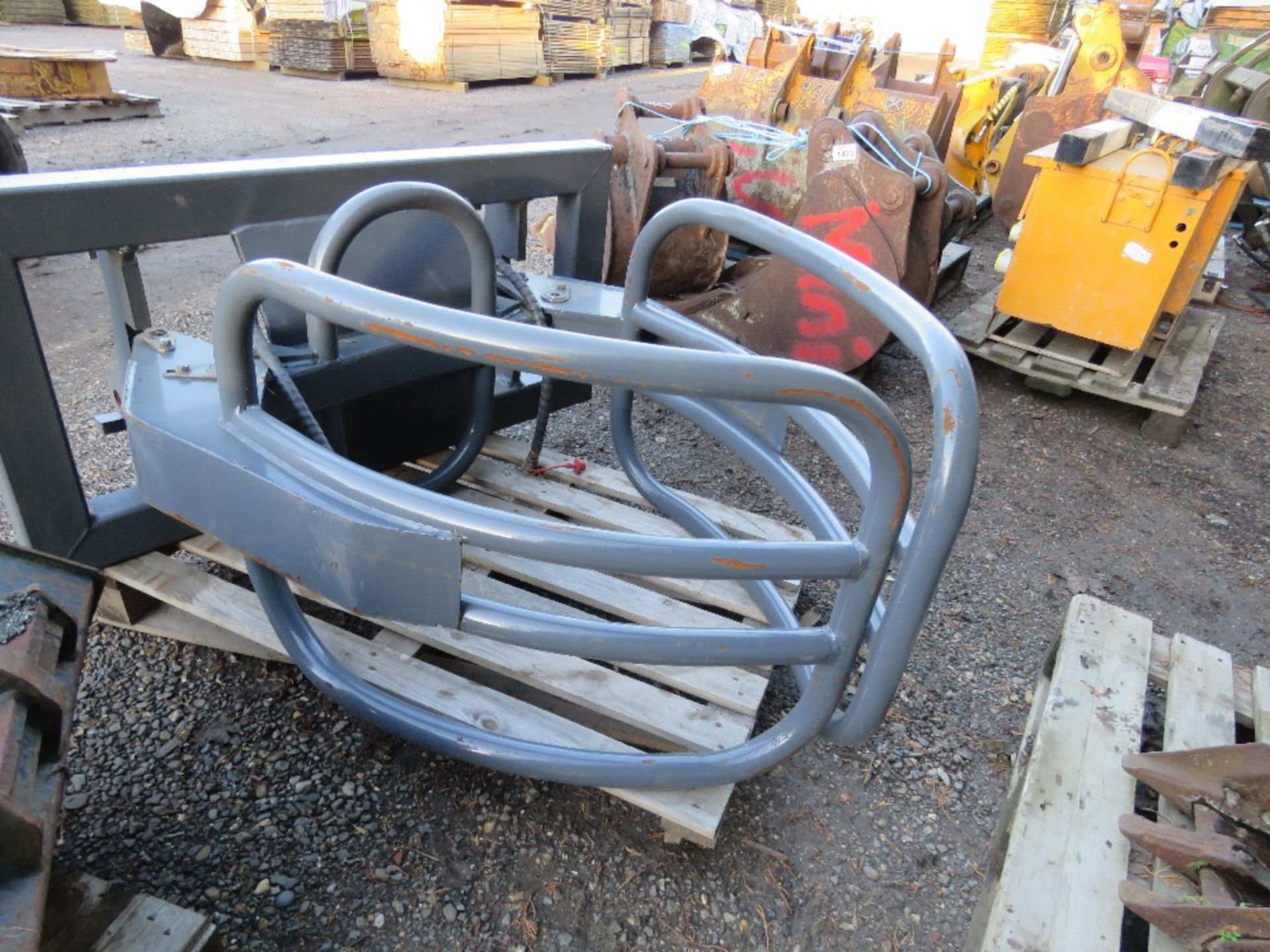 WRAPPED BALE SQUEEZE ATTACHMENT FOR TRACTOR FOREND LOADER OF FORKLIFT/TELHANDLER, UNUSED. - Image 3 of 3