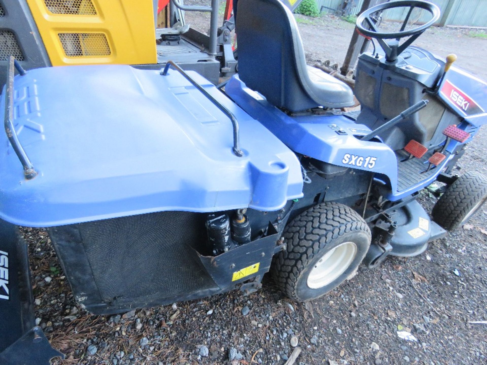 ISEKI SXG 15H RIDE ON DIESEL MOWER WITH COLLECTOR AND A MULCHING DISCHARGE CHUTE. 530 REC HOURS. SN; - Image 7 of 8