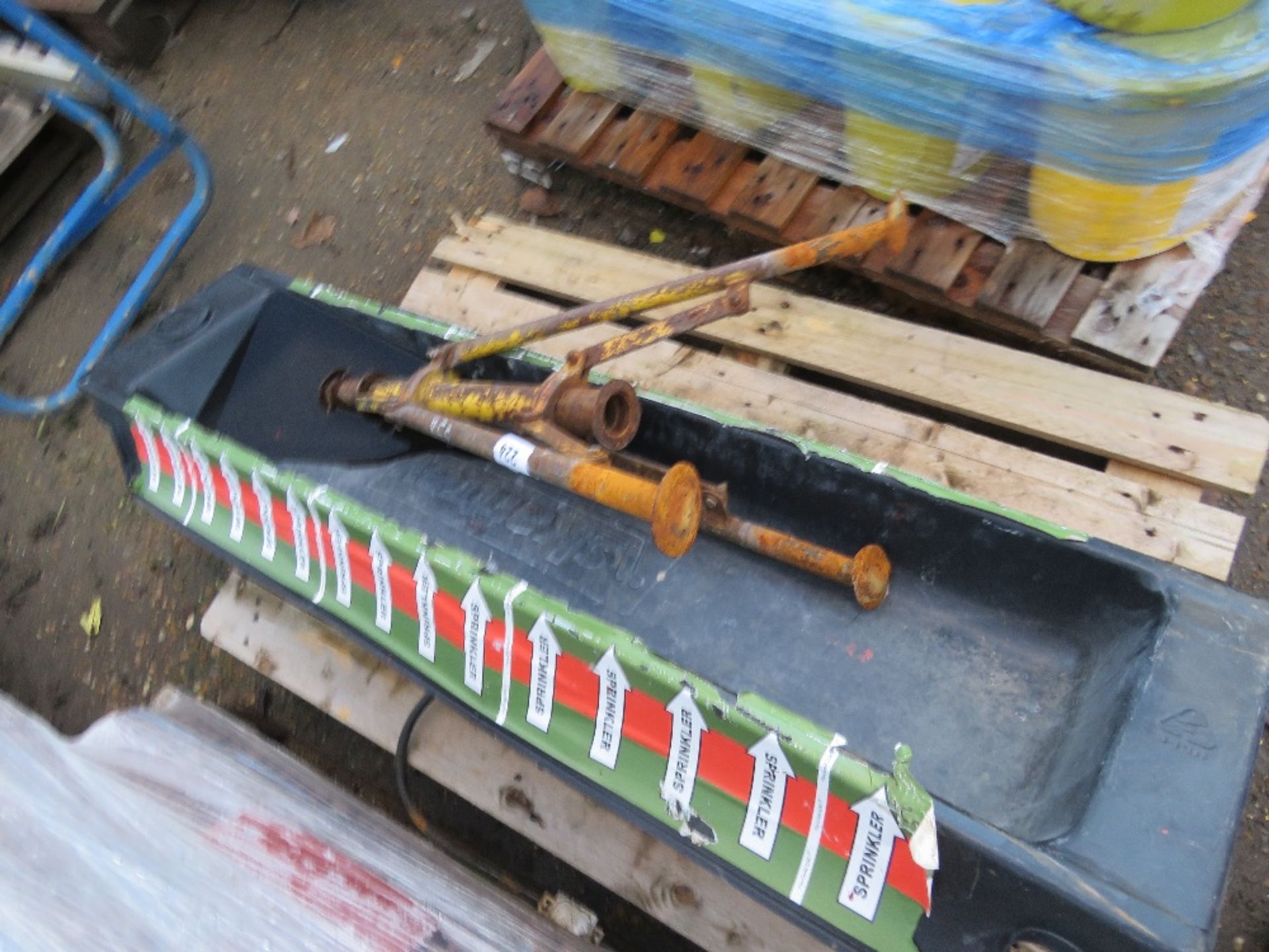 ASSORTED PIPE STANDS AND SUNDRIES IN A PLASTIC DRIP TRAY. THIS LOT IS SOLD UNDER THE AUCTIONEERS - Image 3 of 3