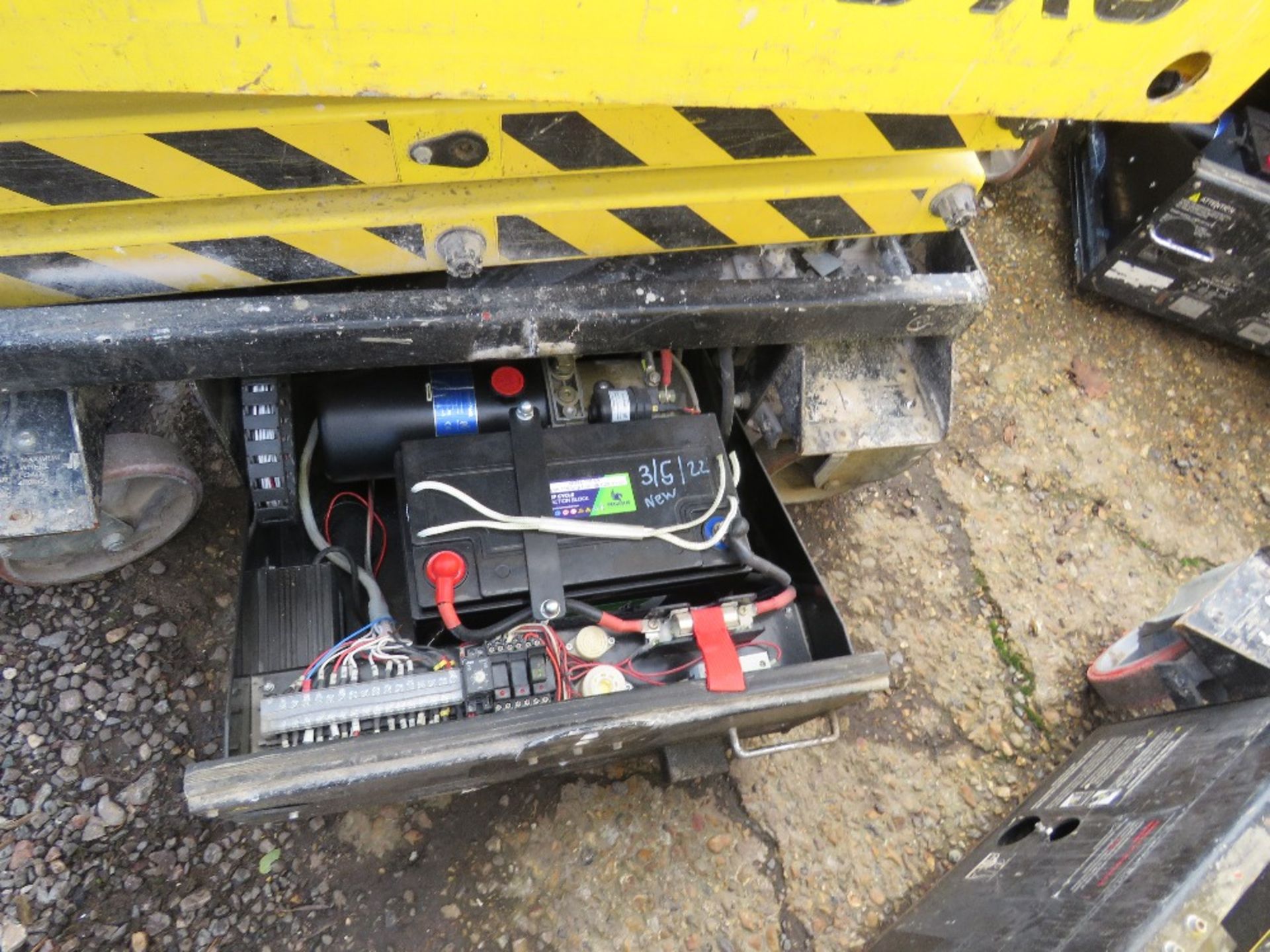 BOSS X3 BATTERY POWERED SCISSOR LIFT. UNTESTED, CONDITION UNKNOWN. - Image 2 of 3