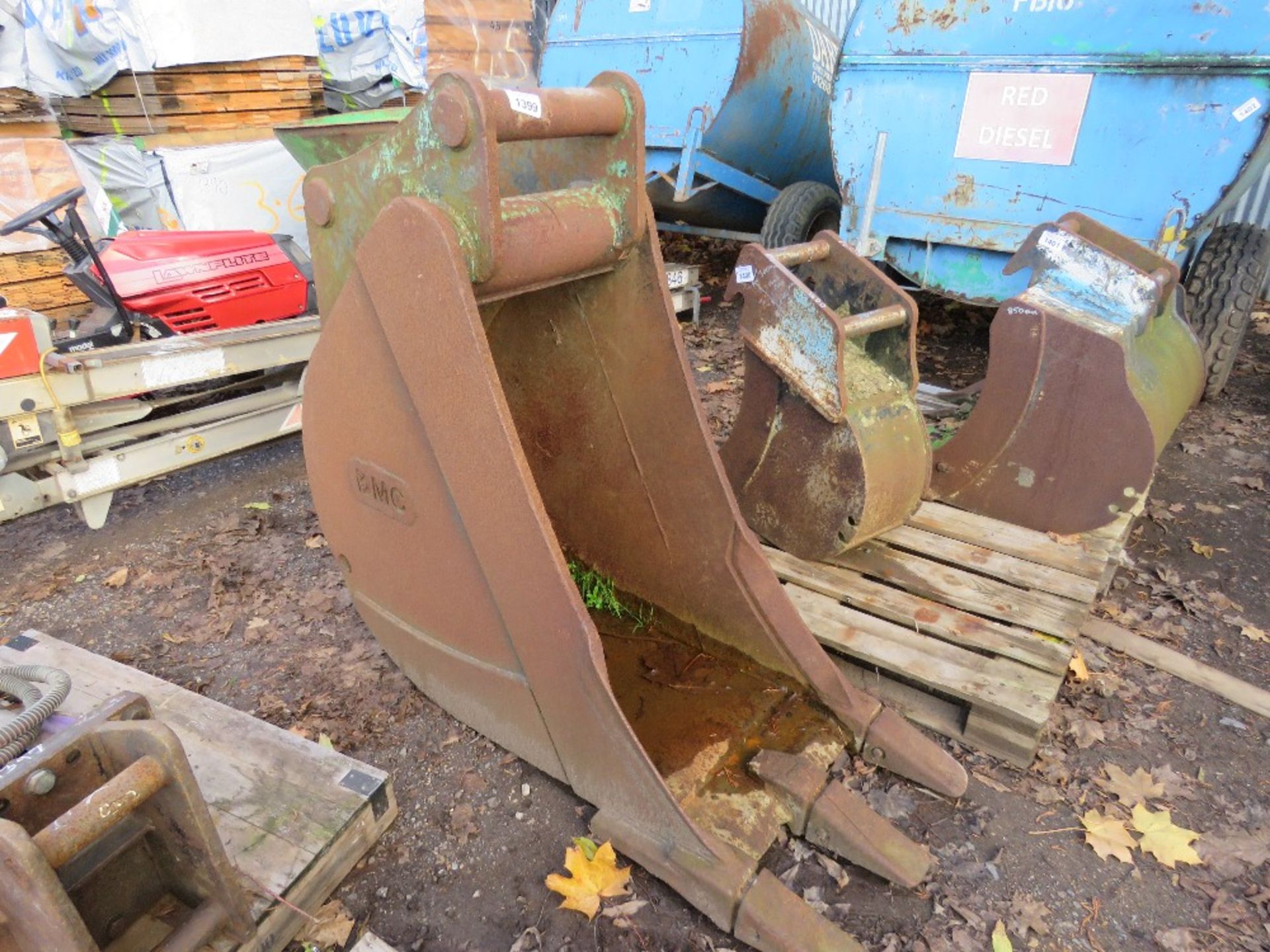 2FT WIDE EXCAVATOR BUCKET ON 80MM PINS. THIS LOT IS SOLD UNDER THE AUCTIONEERS MARGIN SCHEME, THEREF