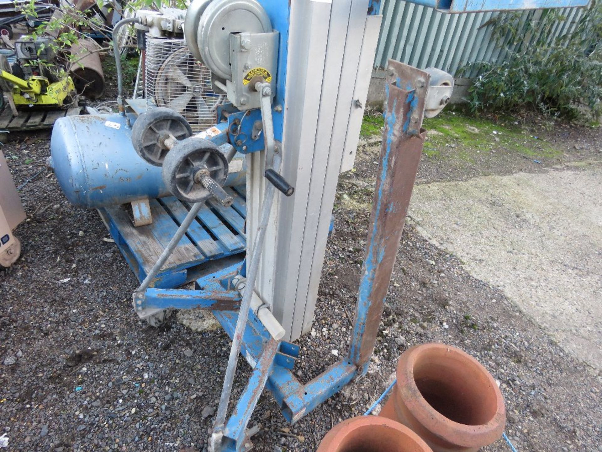 GENIE SUPERLIFT 3 STAGE MATERIAL HOIST UNIT WITH FORKS. THIS LOT IS SOLD UNDER THE AUCTIONEERS MA