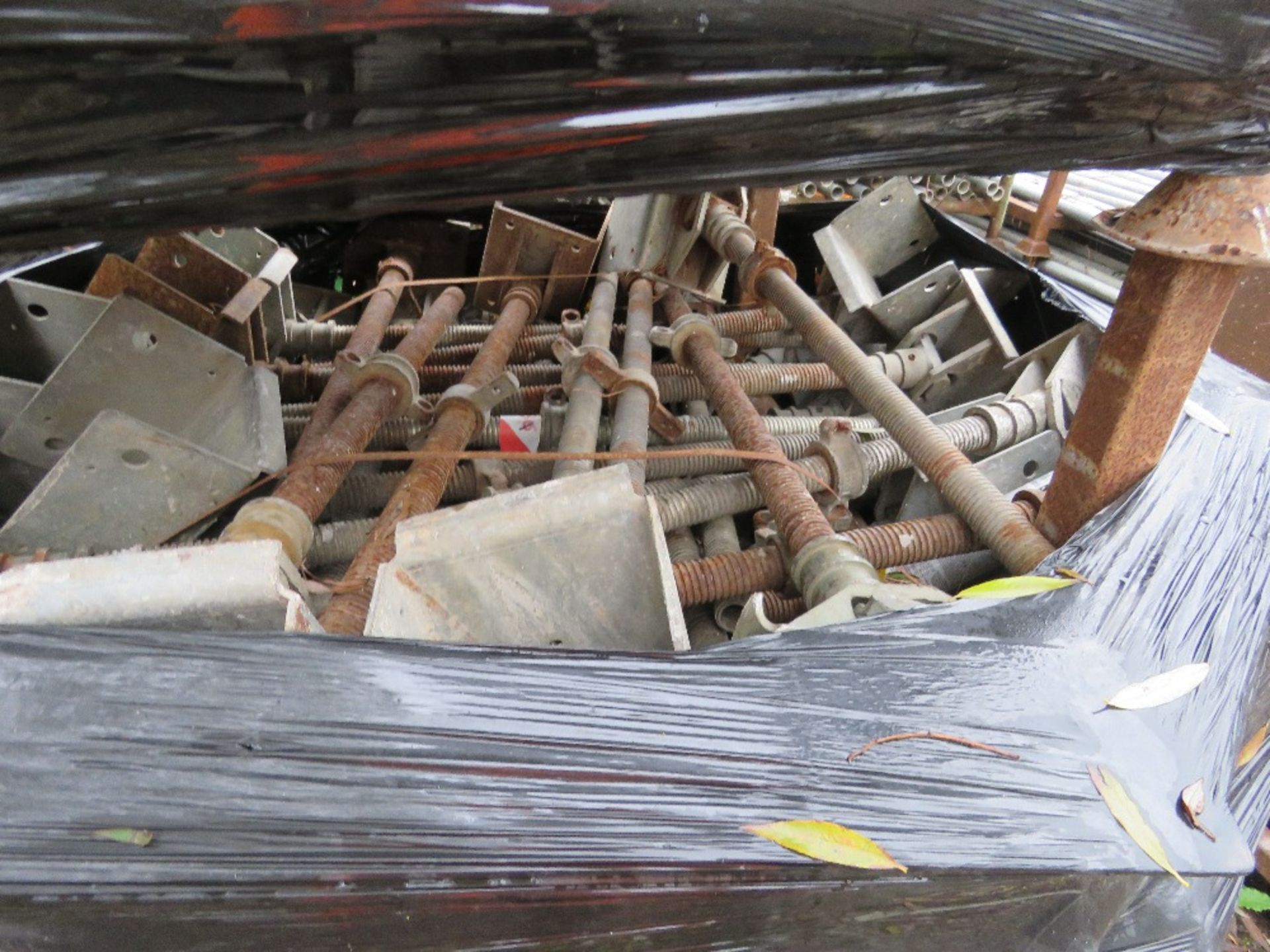 LARGE QUANTITY OF LEADA ACROW QUICK STAGE STYLE SCAFFOLDING ITEMS, CONTAINED IN 20 X STILLAGES. THIS - Image 10 of 13